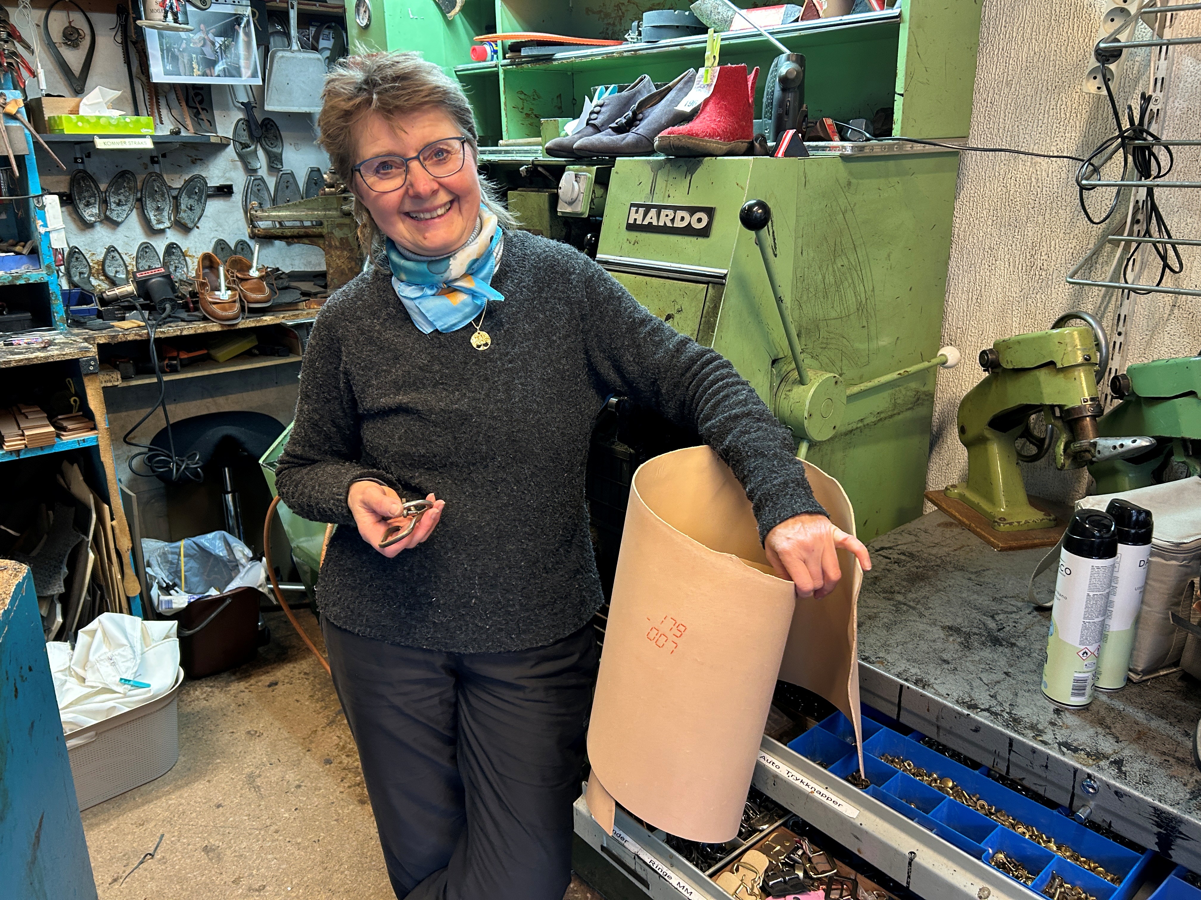 Et gammelt bæltespænde kan blive til et nyt bælte hos skomager Lene Hansen i Storgade.