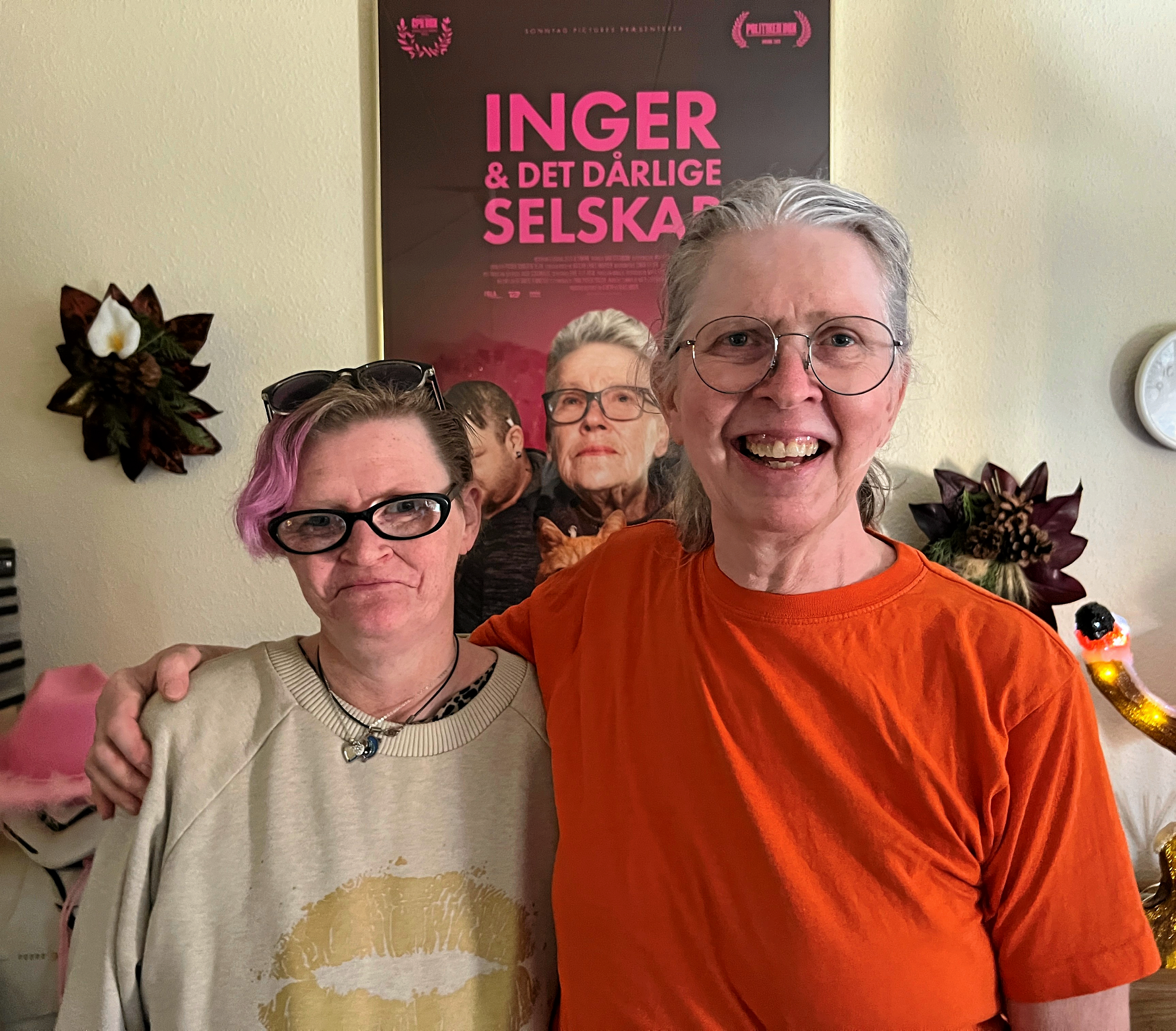 I 40 år åbnede Mor Inger sit hjem for mennesker på kanten. Nu fortæller Anja Al-Erhayem om mødet med Tina Johansen og Lisbeth Kamp Nielsen, der havde Mor Inger helt tæt på deres liv.