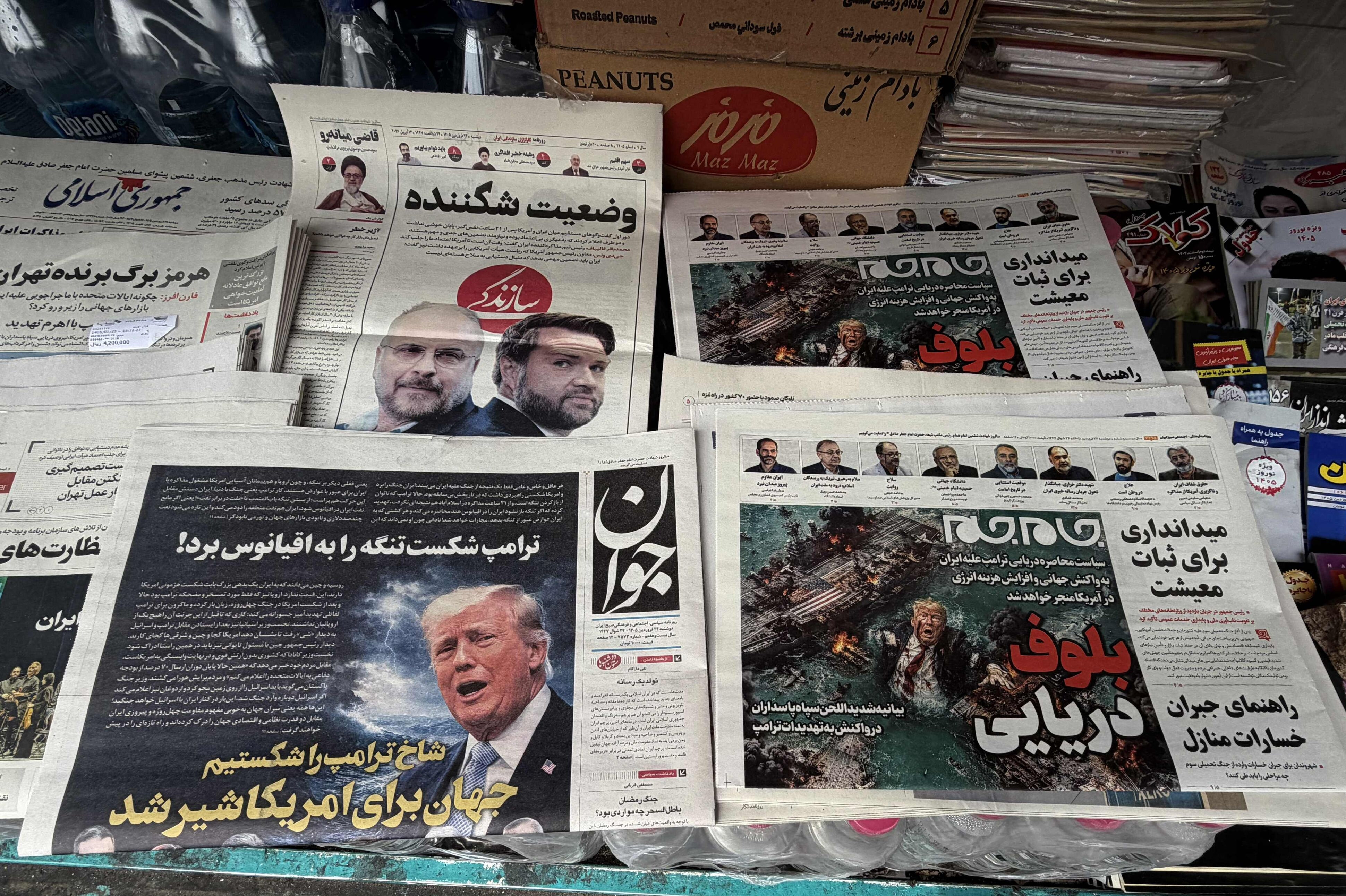 Nyheder om USA's varslede blokade af Hormuzstrædet og USA's og Irans forhandlinger var mandag at finde på avisforsiderne i Irans hovedstad, Teheran. Ifølge en forsker kan en blokade rent praktisk godt lade sig gøre.