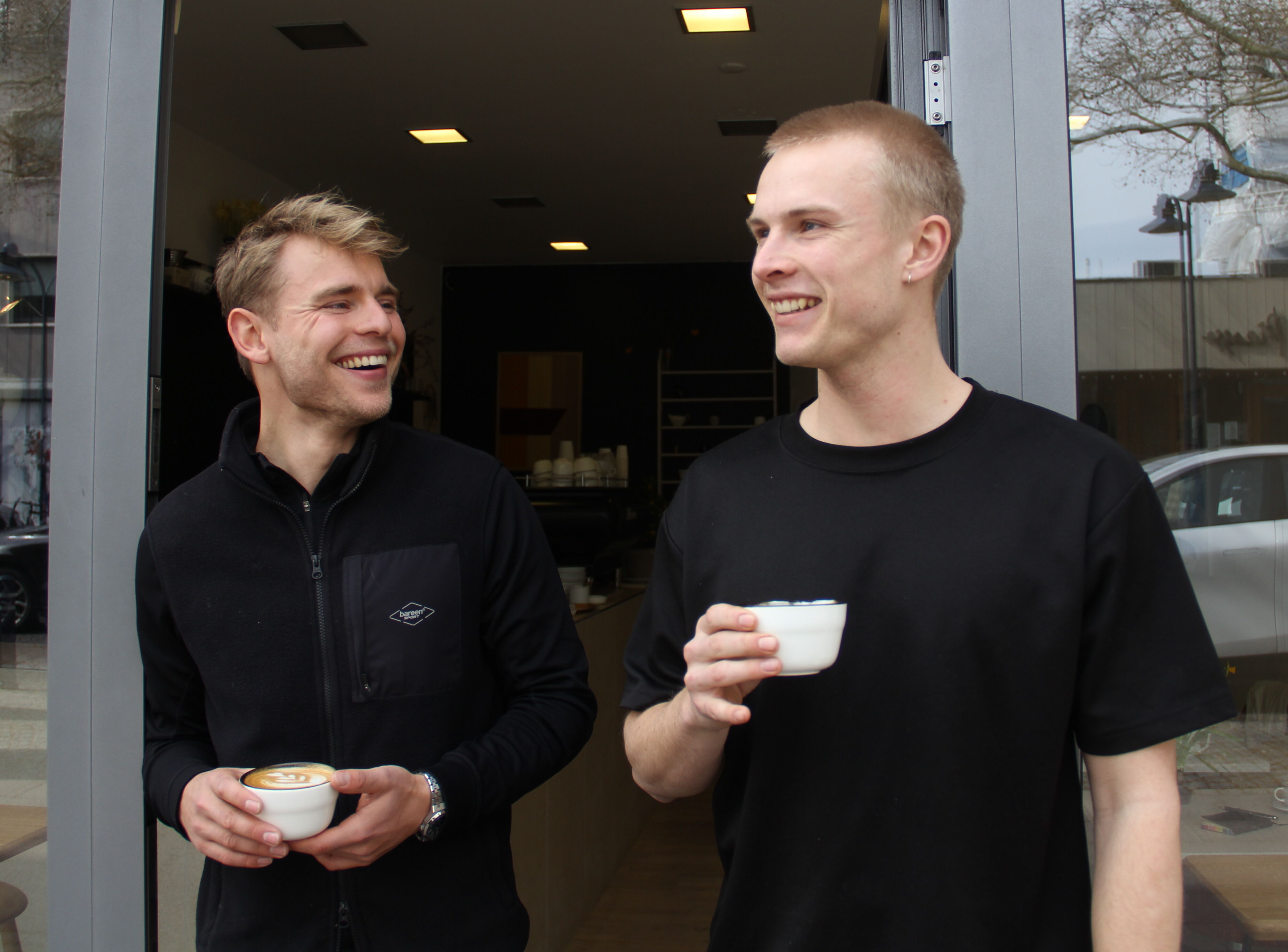 - Der manglede et sted, hvor man kunne få noget kvalitetskaffe og noget relativt simpelt men godt bagværk, der ikke kom fra en af de store kæder. Vi ville gerne lave noget småt og lokalt, siger Peter Mathiesen (th.)