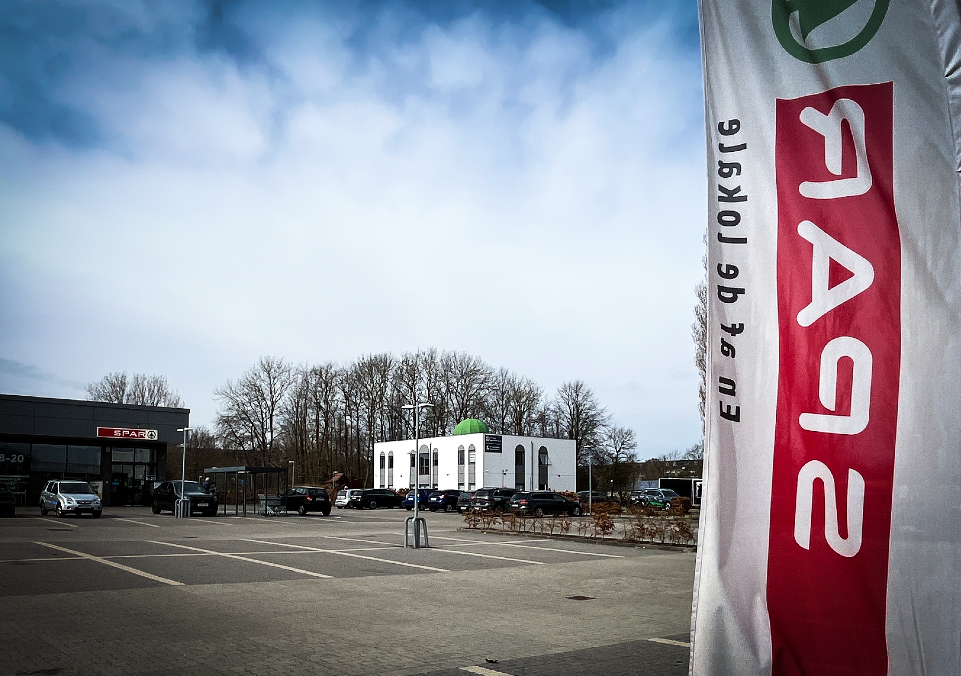 Moskeen ligger lige ved siden af Spar-købmanden, og de mange biler ved fredagsbønnen skaber problemer i området.