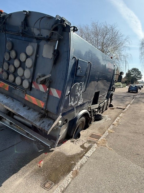 Sugehullet på Grønnevang i Hørsholm var cirka 50 centimeter dybt og kunne ikke bære kommunens fejemaskine.