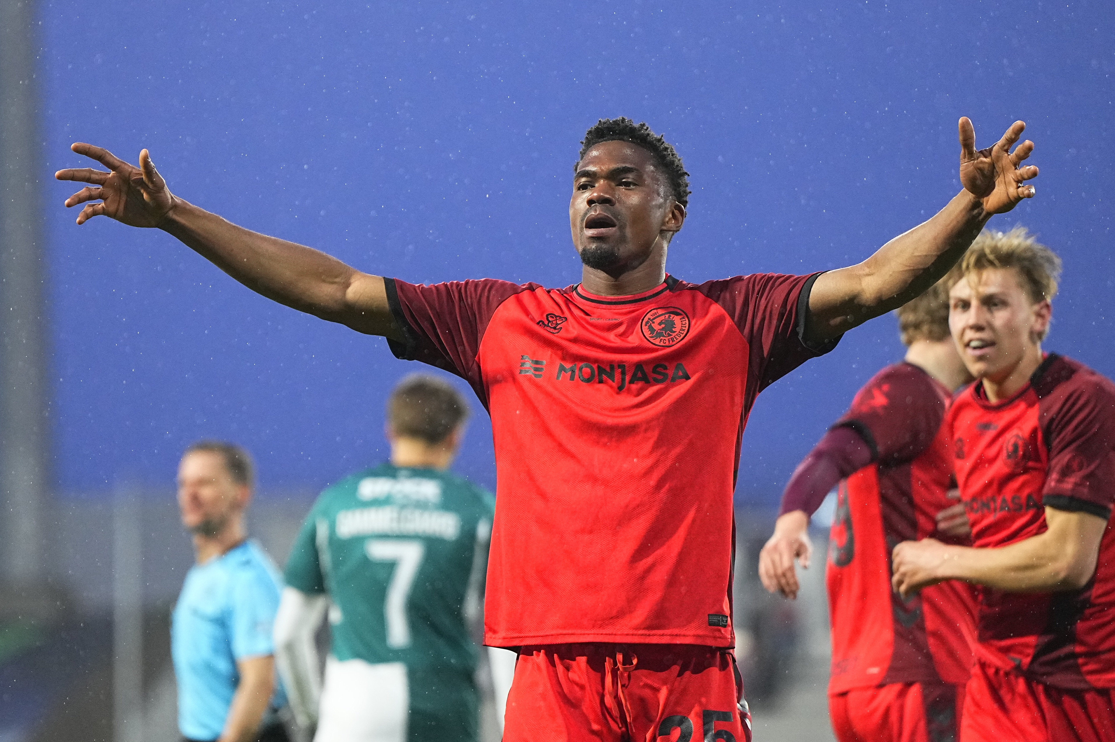 Friday Etim jubler i anden halvleg, da han udligner til slutresultatet 2-2 for Fredericia mod Vejle.