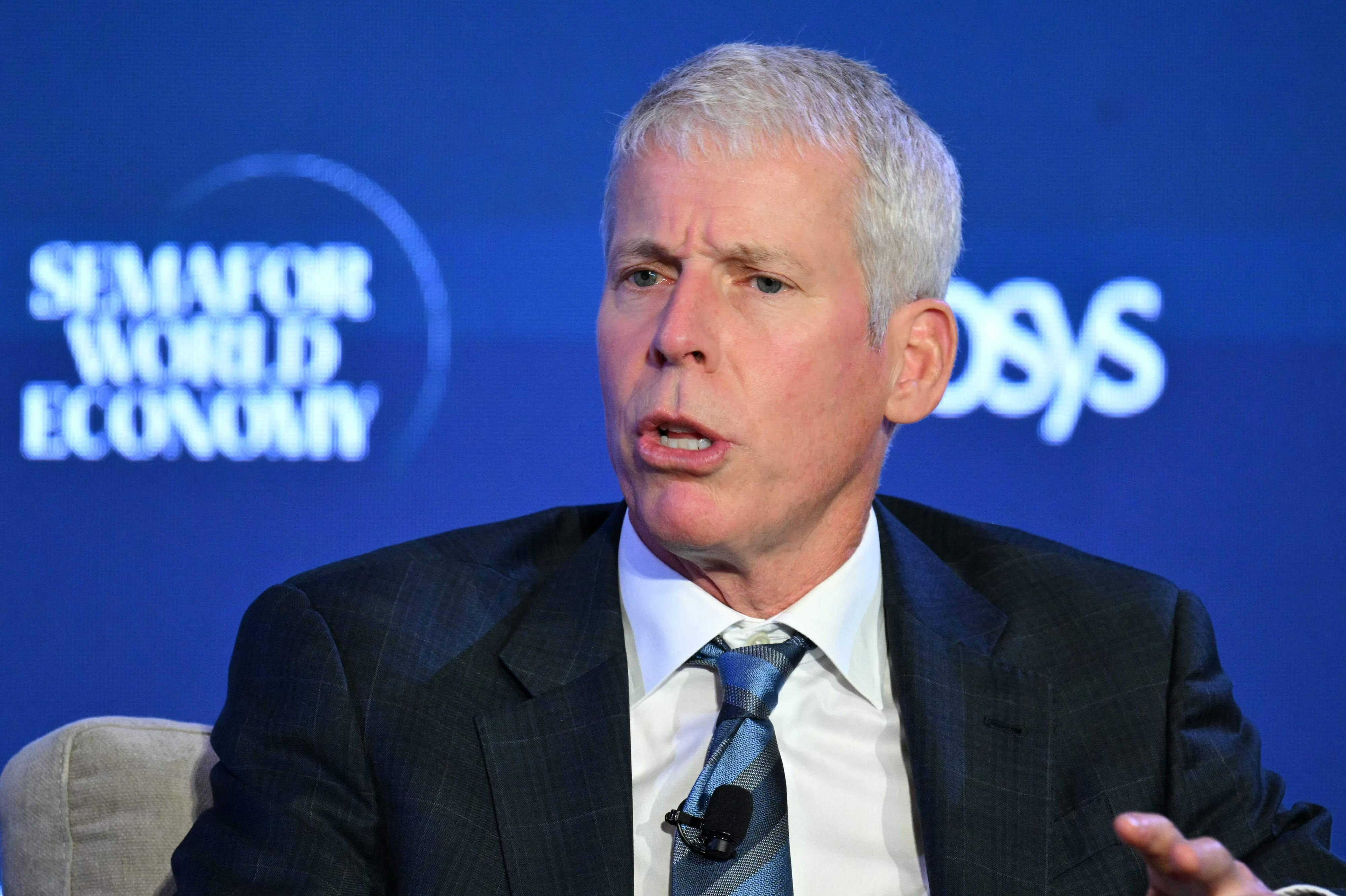 Den amerikanske energiminister, Chris Wright, regner med, at der i løbet af de kommende uger sejler langt flere skibe gennem Hormuzstrædet. Men indtil da vil oliepriserne sandsynligvis stige, siger han.