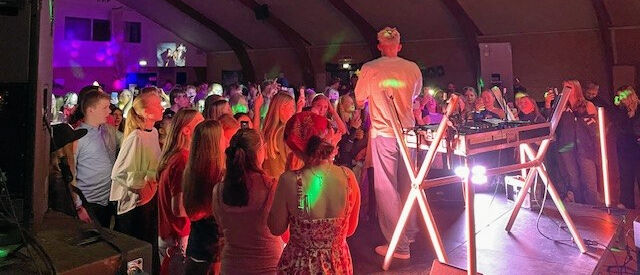 Midt på aftenen kulminerede festen, da sangeren Bro gik på scenen med hittet ”Sydpå” til et brag af et lys-, lyd- og røgshow.