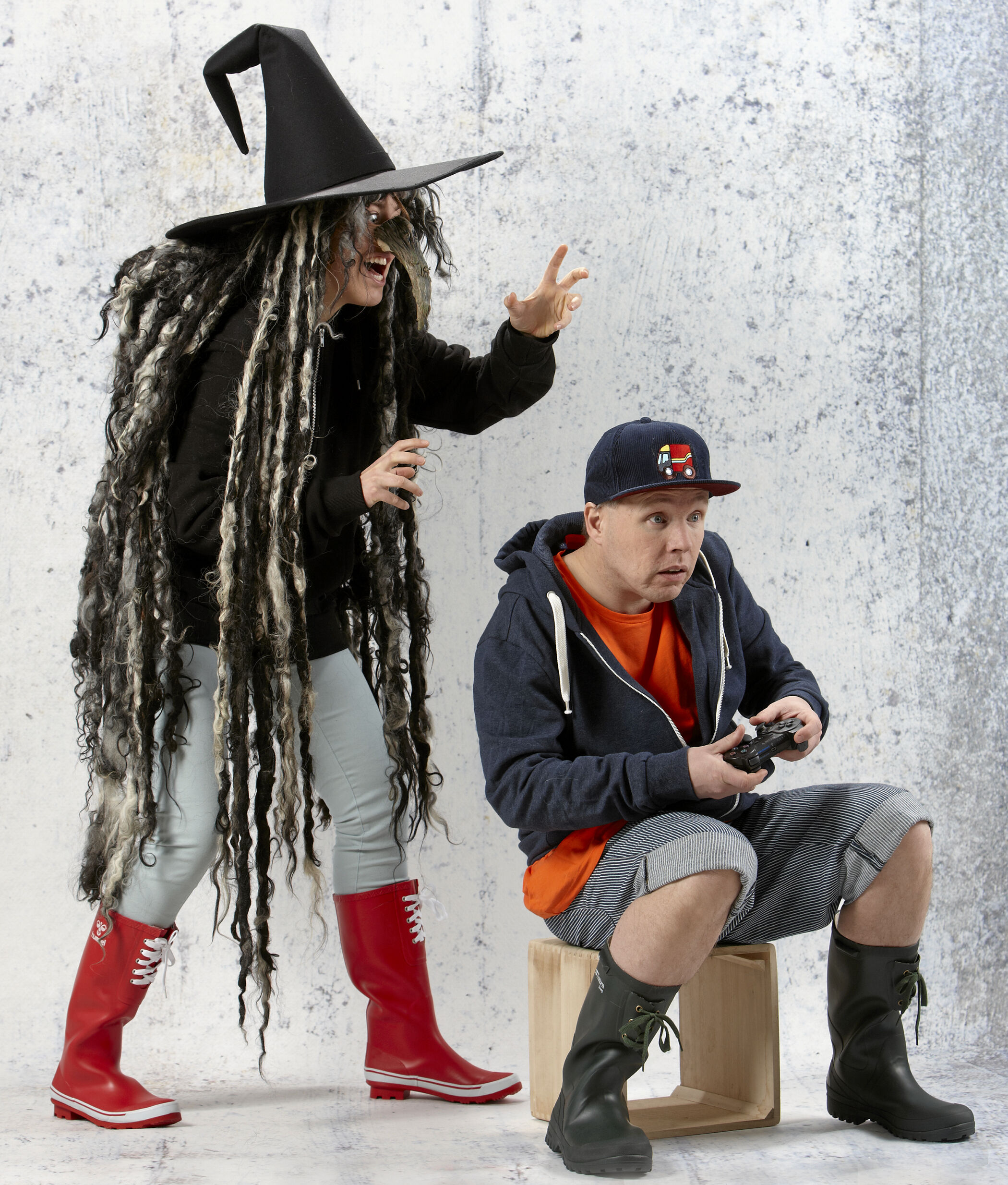 Honningbanden byder på forestillingen Knuddi & Bolette.