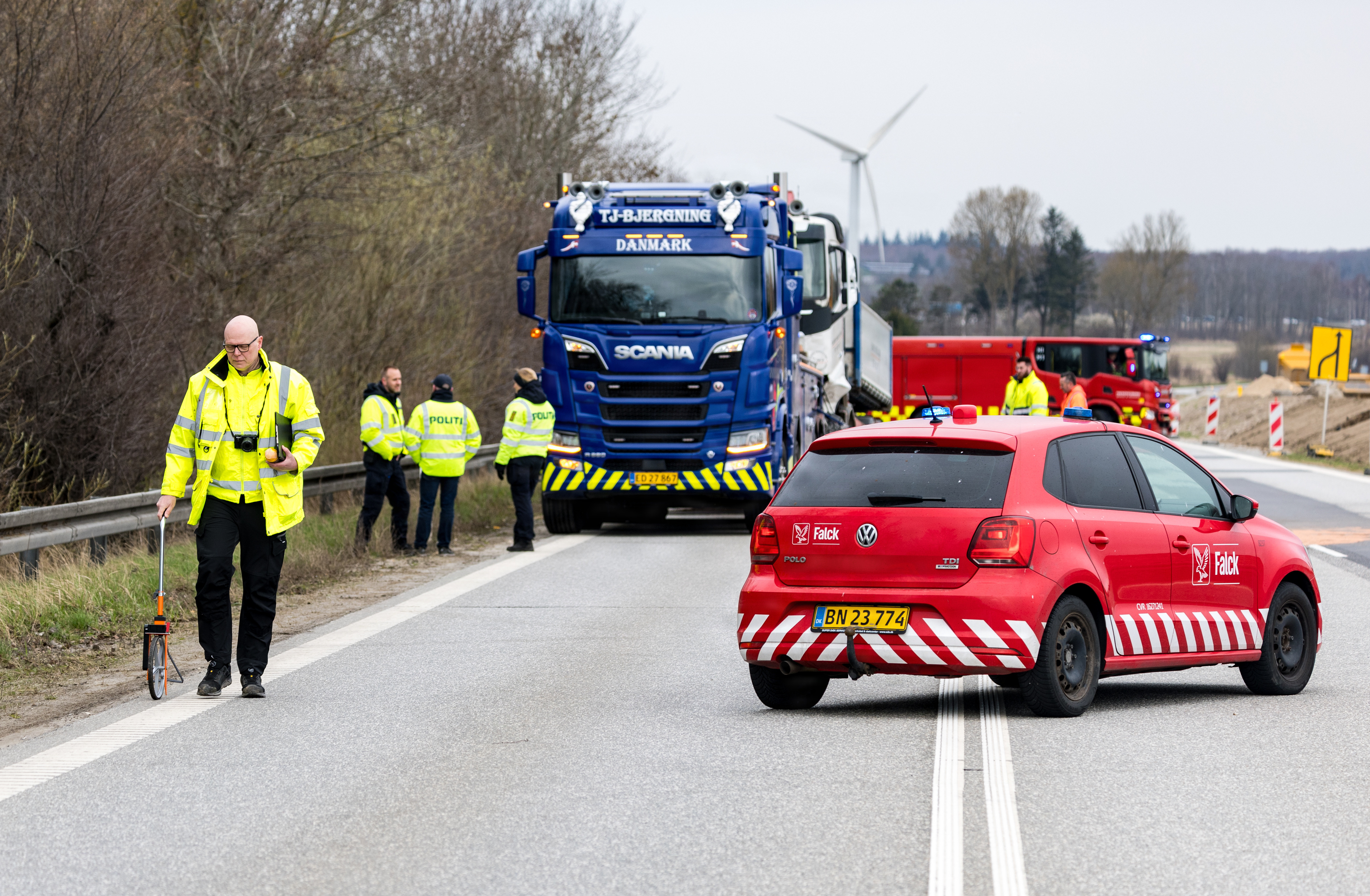Politiet rydder op efter en større ulykke på Hillerødmotorvejens forlængelse tirsdag den 14. april 2026. Nu skal vejstrækningen ændres, skriver TV 2.