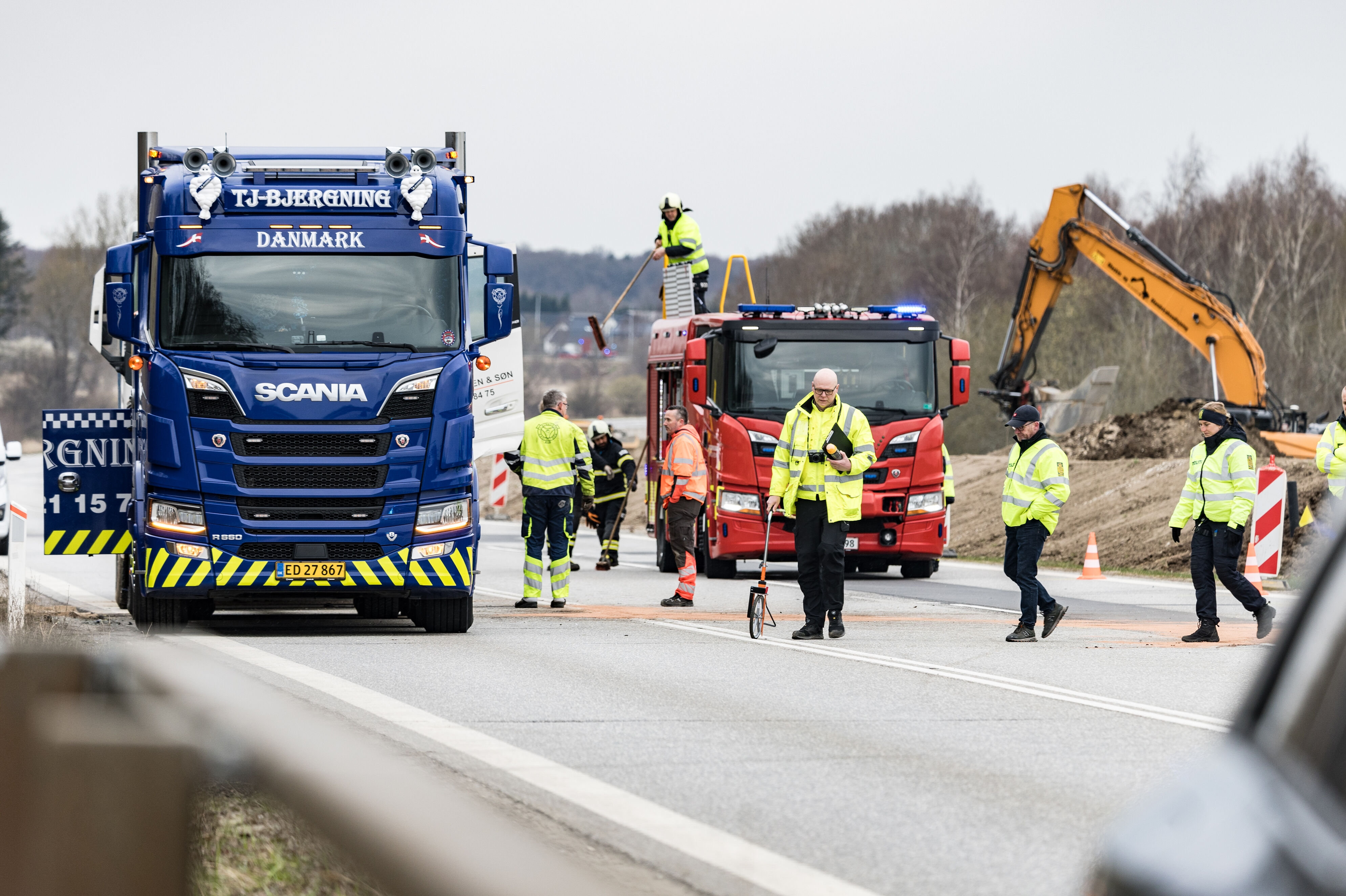 Politiet rydder tirsdag op efter ulykken på Hillerødmotorvejens forlængelse, hvor en lastbil og en varevogn tidlig morgen stødte frontalt sammen.