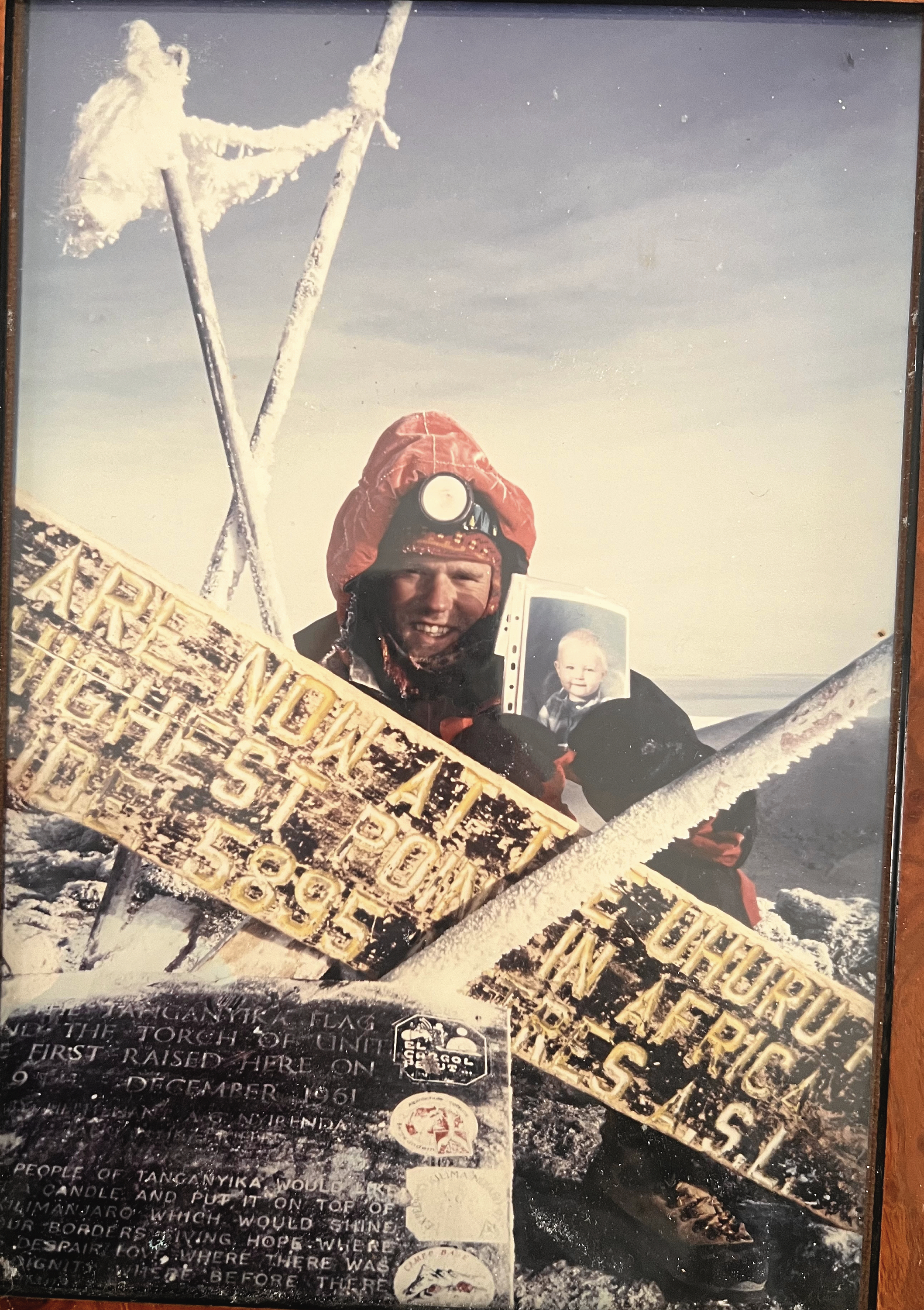 Den 30. april er det 27 år siden at eventyreren og bjergbestigeren Michael Knakkergaard mistede livet i Nepal. På billedet har han et foto af sin nevø Mich med på toppen af Kilimanjaro