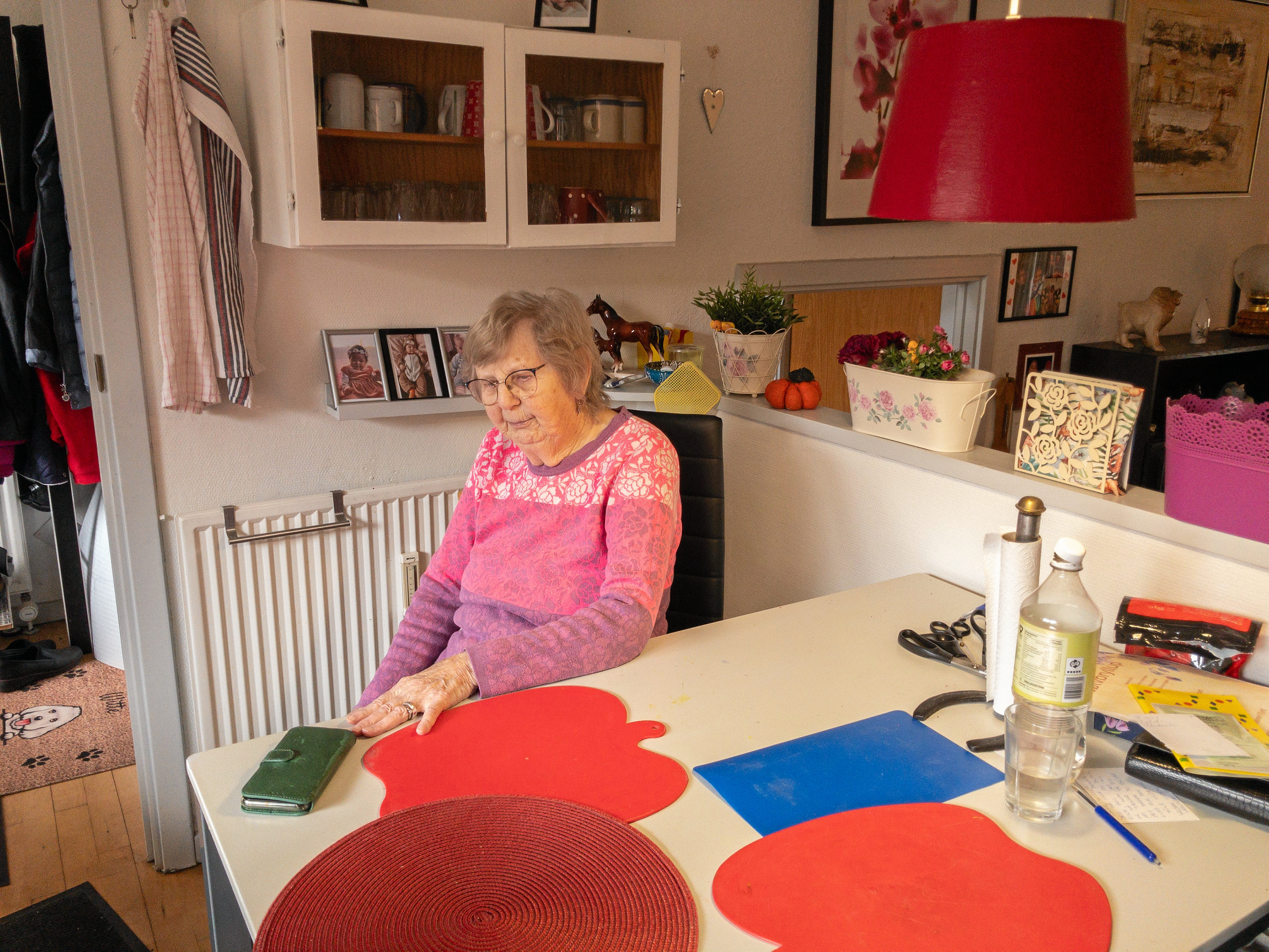 Ruth Kristensen blev efter længere tids indlæggelse udskrevet til eget hjem, hvor der ventede rotter. Hverken kommune eller udlejer har hjulpet tilstrækkeligt, mener hun.