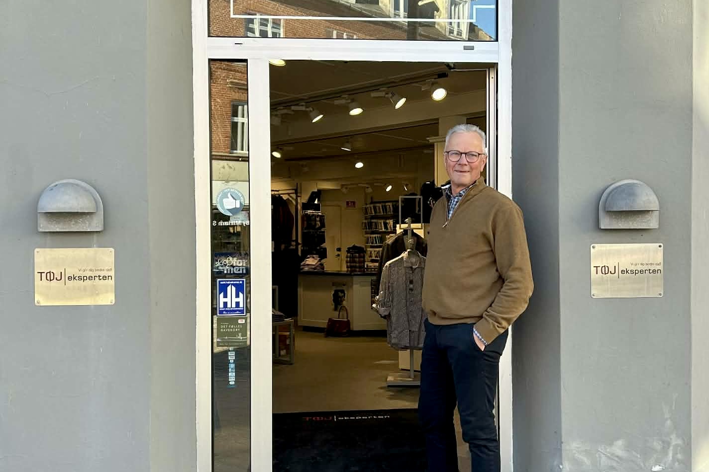 Tøjeksperten i Haslev fylder 50 år på lørdag. Efter 45 år i butikken gør Bjarne Simonsen klar til at give stafetten videre.