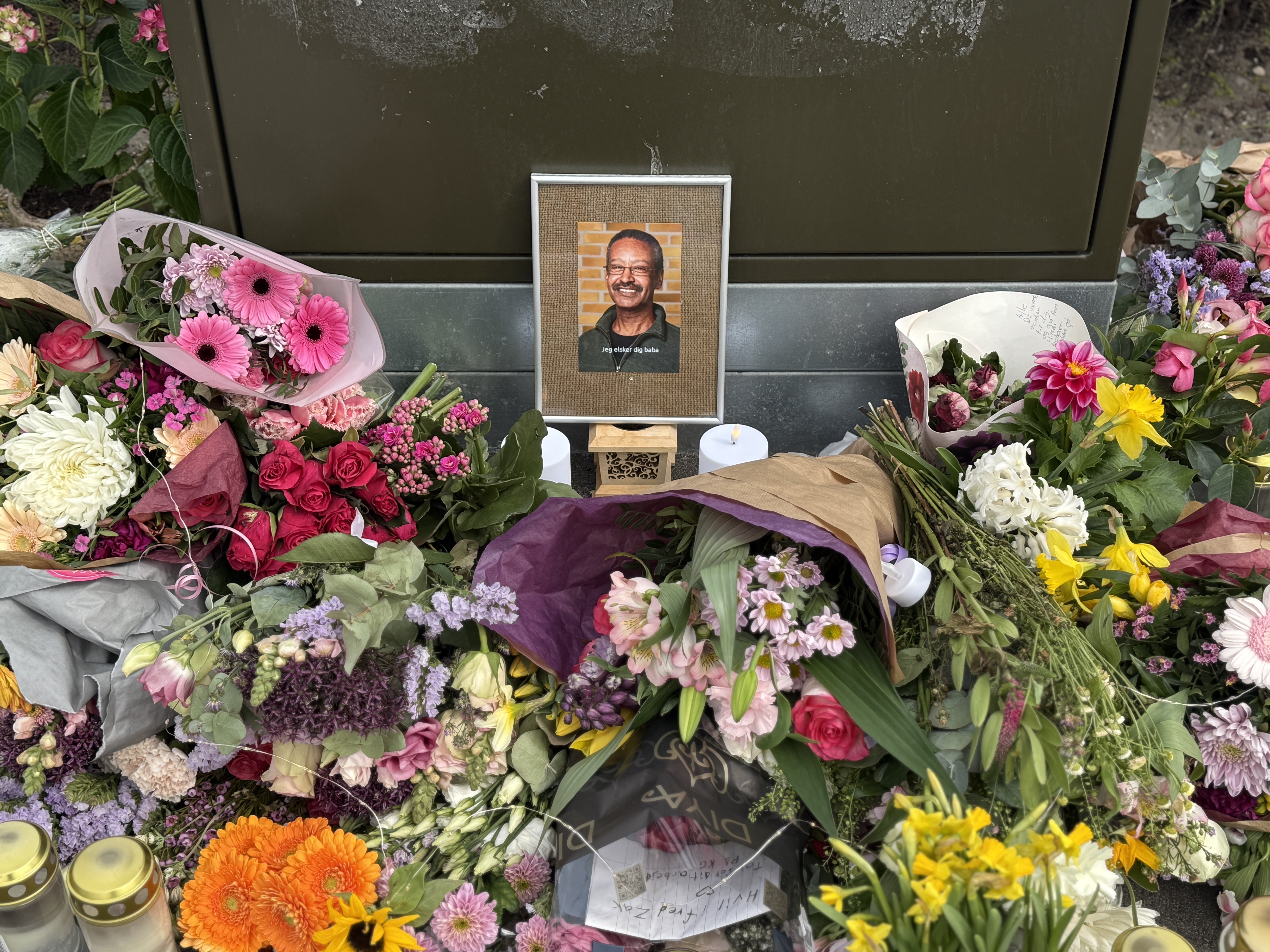 Mange har lagt blomster ved ulykkesstedet, hvor 65-årige Zakaria Sayed på tragisk vis mistede livet i en højresvingsulykke.