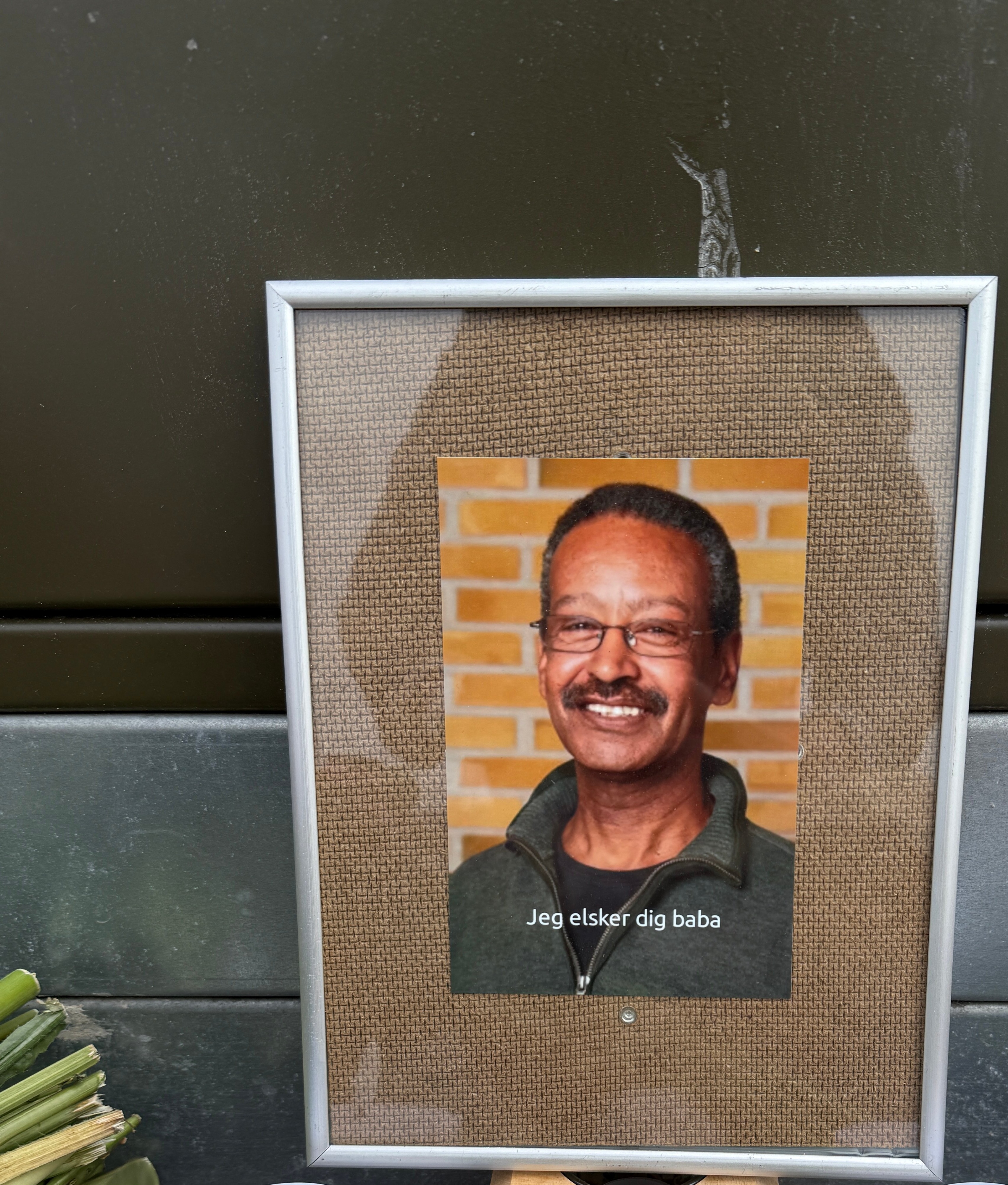 Midt i alle blomsterne ved ulykkestedet står et billede af Zakaria Sayed. På billedet står Midt i alle blomsterne ved ulykkestedet står et billede af Zakaria Sayed. På billedet står