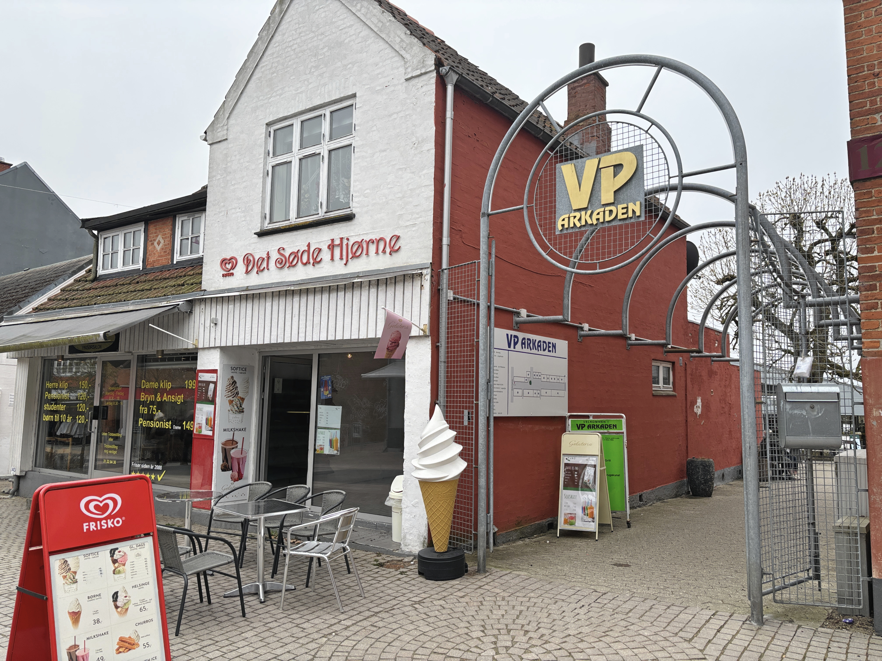 Gribskov Kommunes planer om at nedrive Østergade 14B, så der kan skabes en åben plads, der binder gågaden og VP-Arkaden sammen, skaber bekymring hos VP-Arkadens bestyrelse.