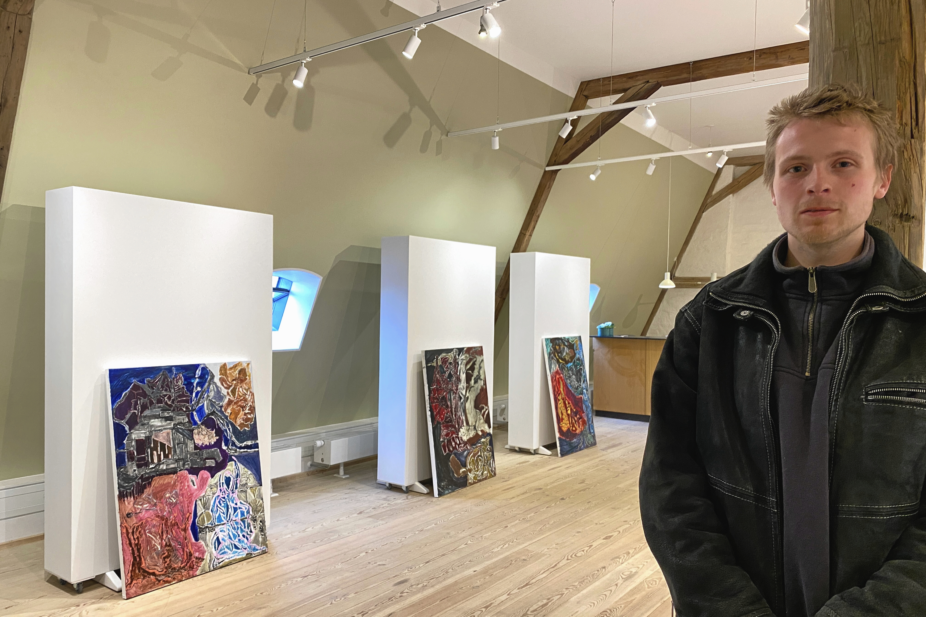 Roskilde Kunstforening viser værker af den unge kunstner August Thunbo, når den har sin første udstilling på Sukkerloftet med malerier.