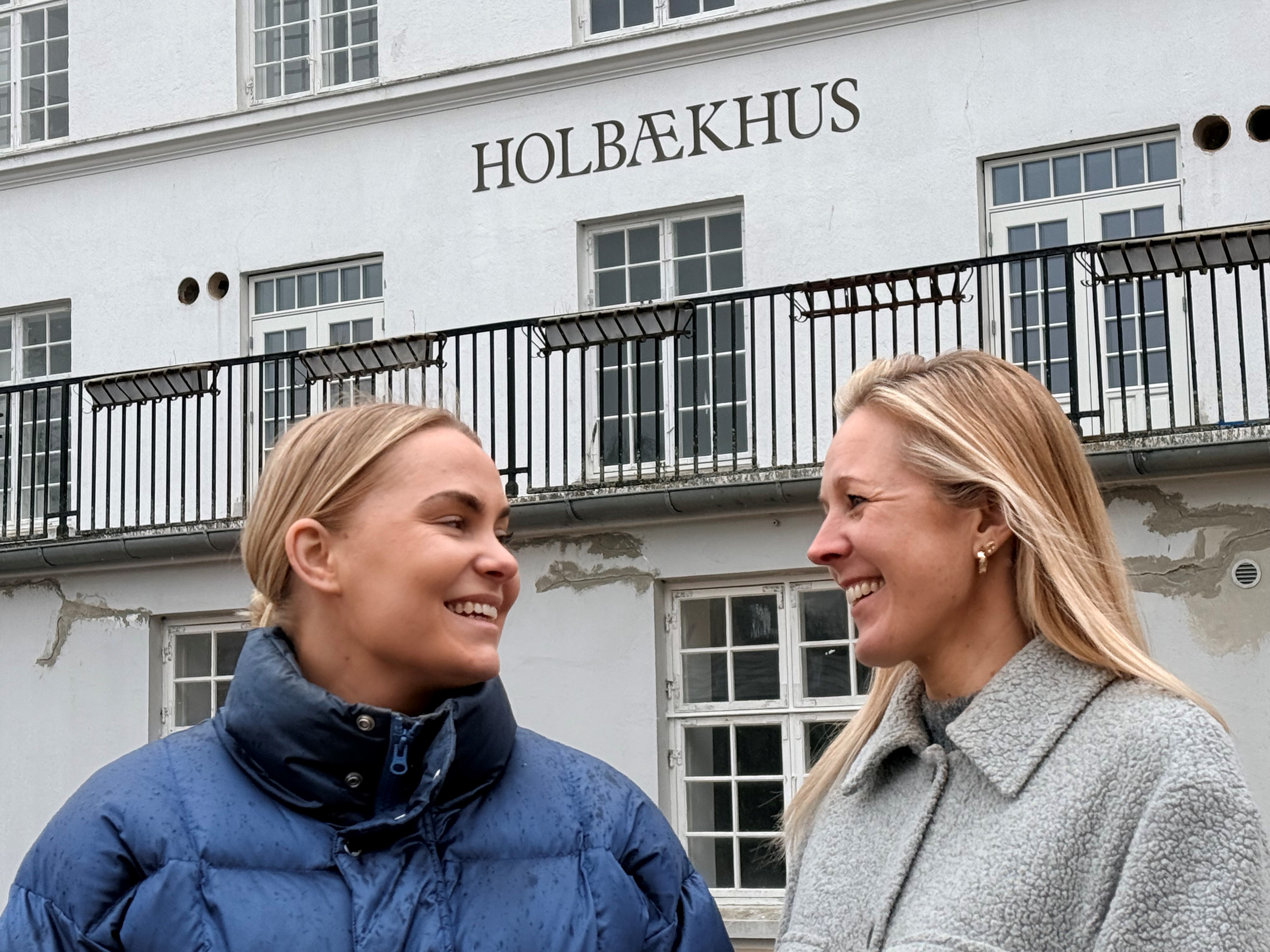 I juni og juli rykker de første lejere ind i nyrenoverede Holbækhus. Ulrikke Høst (tv.) og Trine Jensen har allerede fået sig et smugkig.