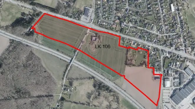 Arealet med det røde omrids har tidligere været nævnt i forbindelse med en næsten én kilometer lang støjvold.