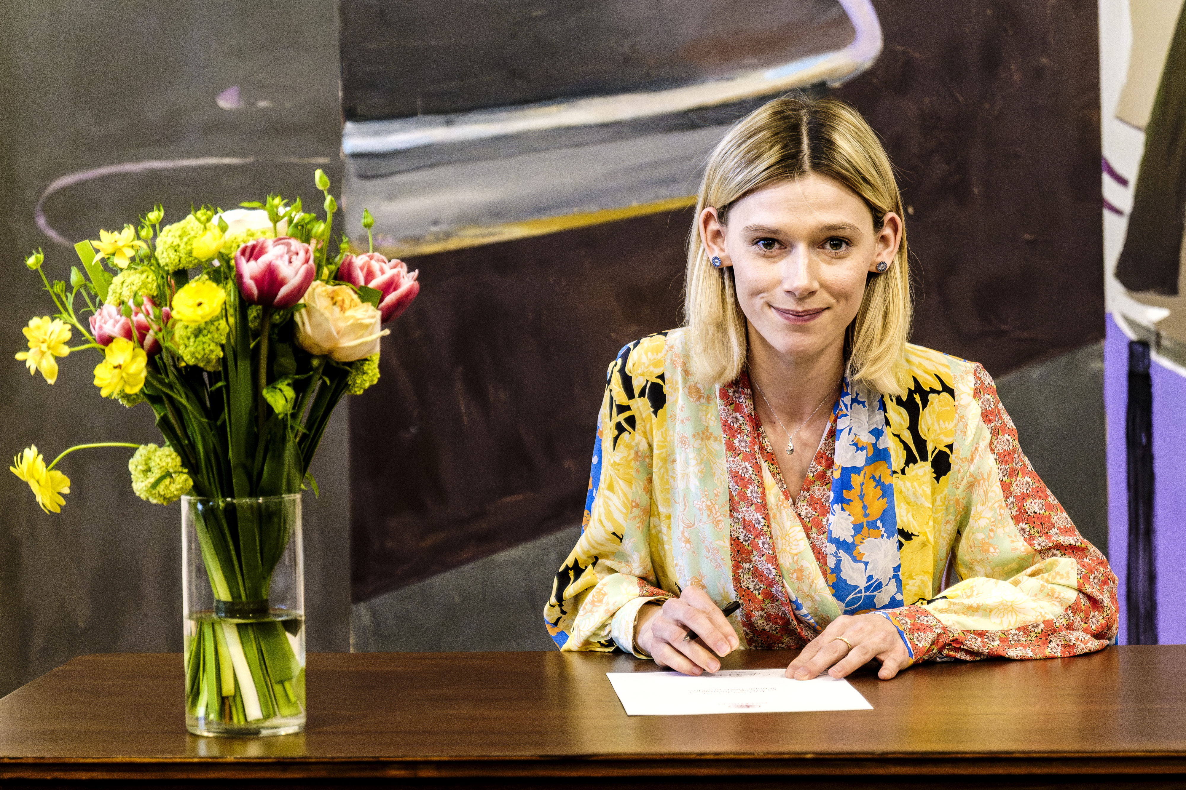 Sofie de Bretteville Olsen (S) skriver under på, at hun som nyvalgt medlem af Folketinget vil overholde Danmarks Riges Grundlov.