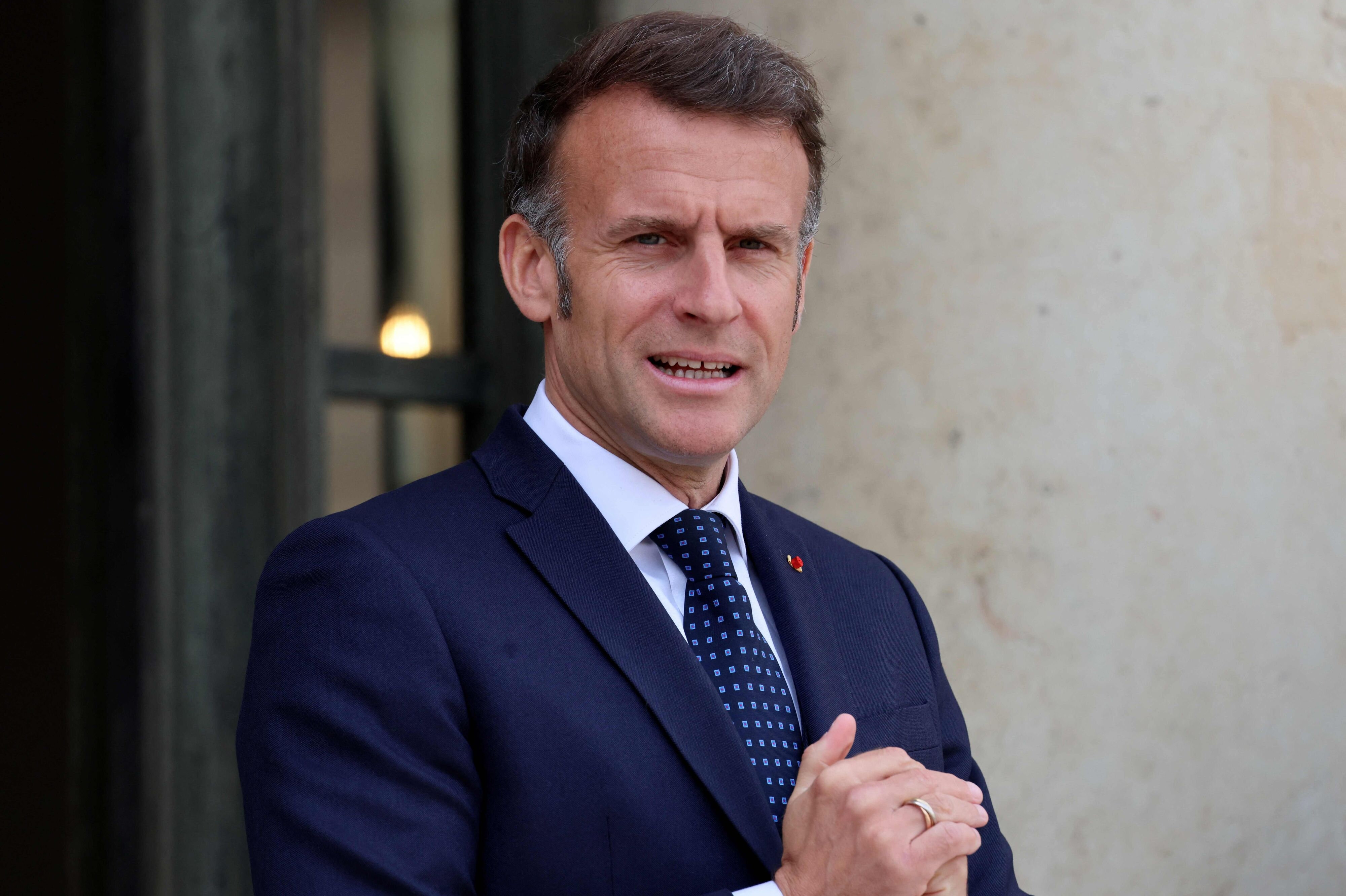 Frankrigs præsident, Emmanuel Macron, er sammen med den britiske premierminister, Keir Starmer, vært for en konference i Paris fredag, hvor ledere fra flere lande ventes at drøfte en indsats for at beskytte skibstrafikken gennem Hormuzstrædet.