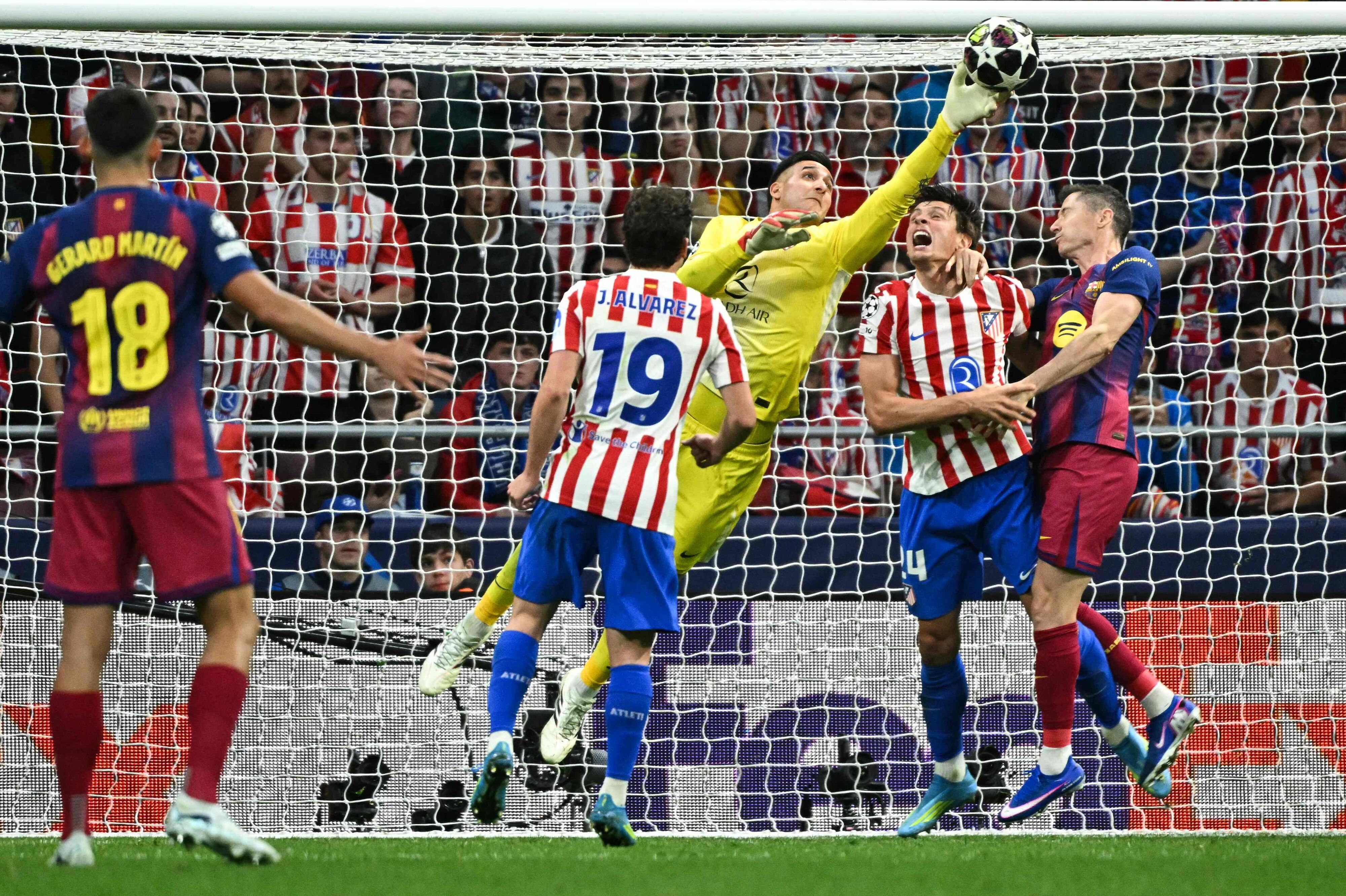 Keeper Juan Musso var bedste mand for Atletico Madrid, der tabte til Barcelona, men alligevel er i Champions Leagues semifinaler.