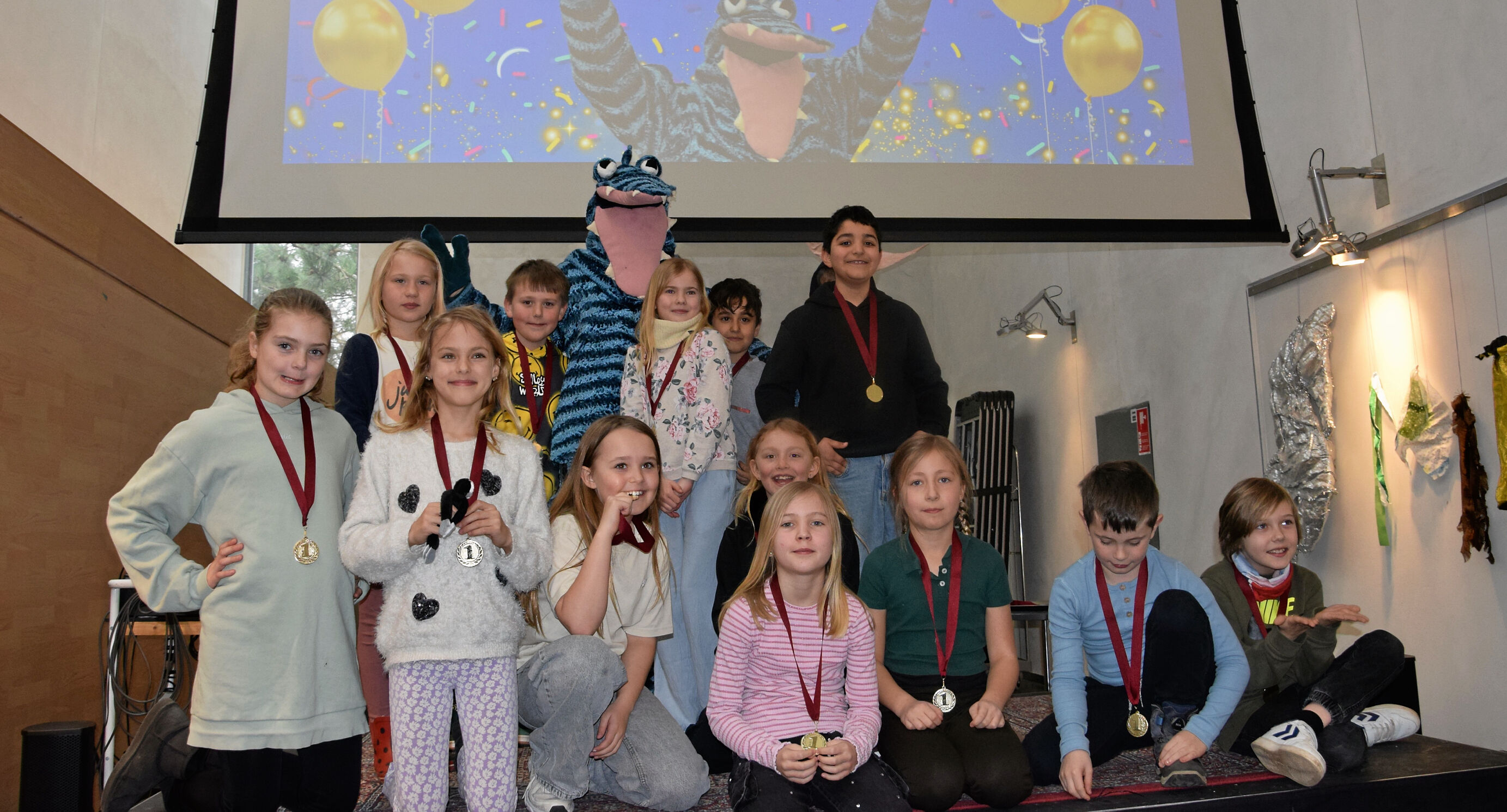 Læsedragen Hilbert var med til at fejre 2.S fra Kornmarksskolen, som vandt Hillerød Bibliotekernes årlige læsedyst.