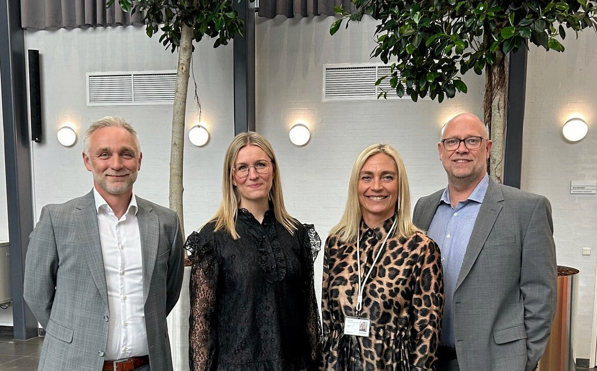 Private Banking-direktør Morten Berg, privatchef Majken Thomsen, privatdirektør Kristina Bruhn og områdedirektør Kasper Bæk markerer sammenholdet i AL Sydbanks nye filial på Axeltorv i Næstved.