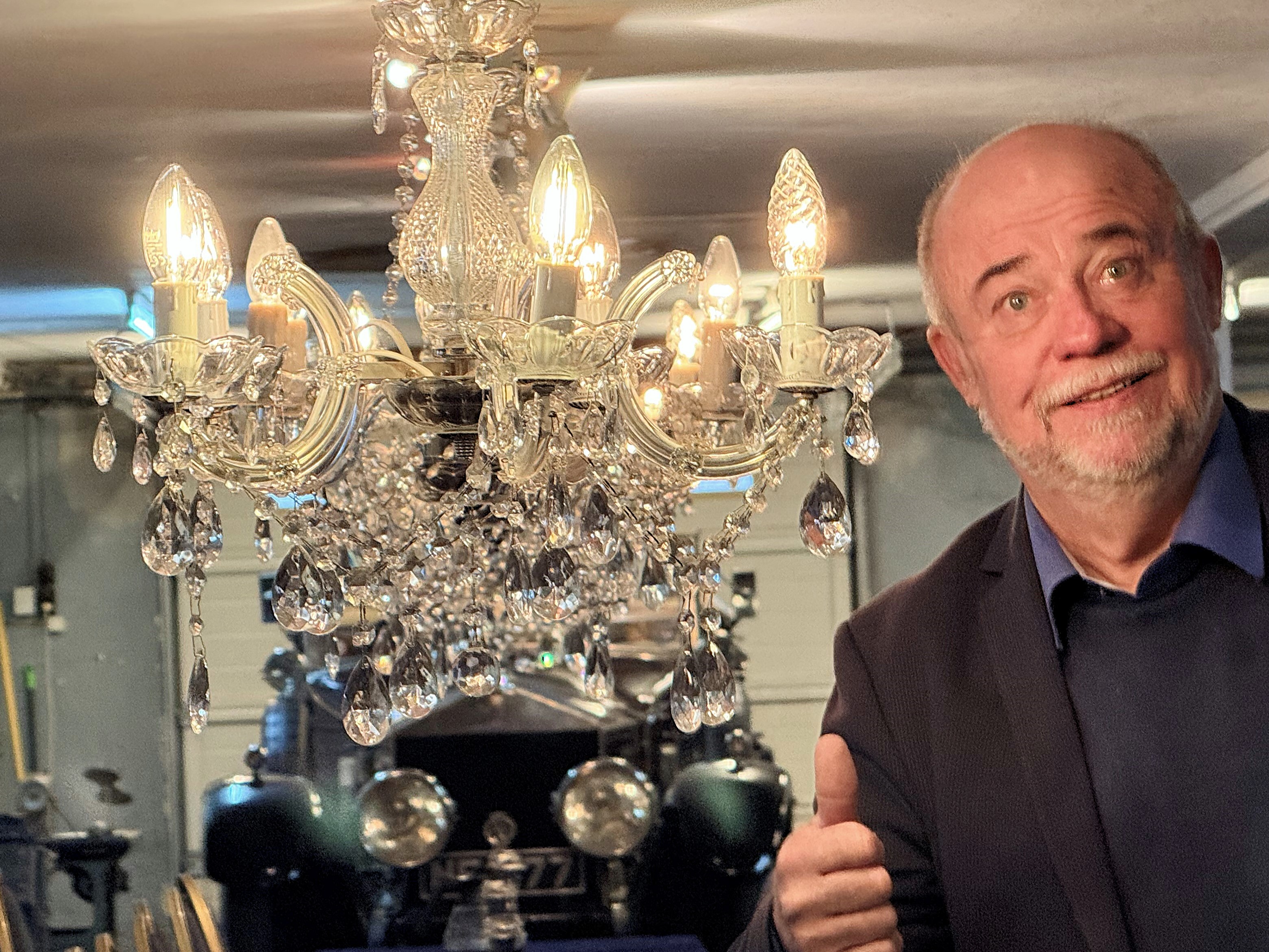 Det var her under krystallysekronerne - blandt alle veteranbilerne - at Henrik Kjær friede.