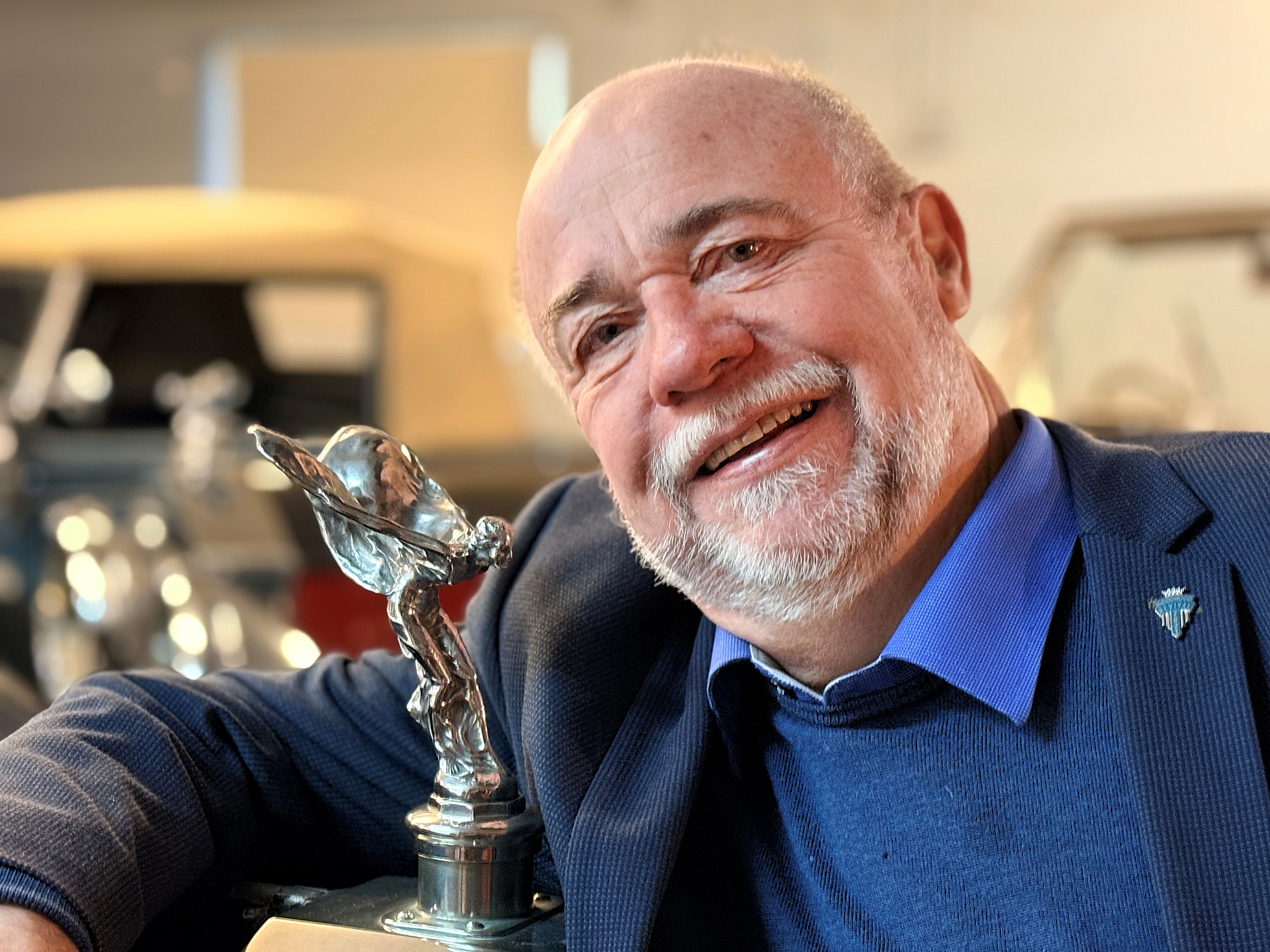 De gamle biler har hver deres historie, og Henrik Kjær elsker at fortælle historierne og vise veteranbilerne frem.