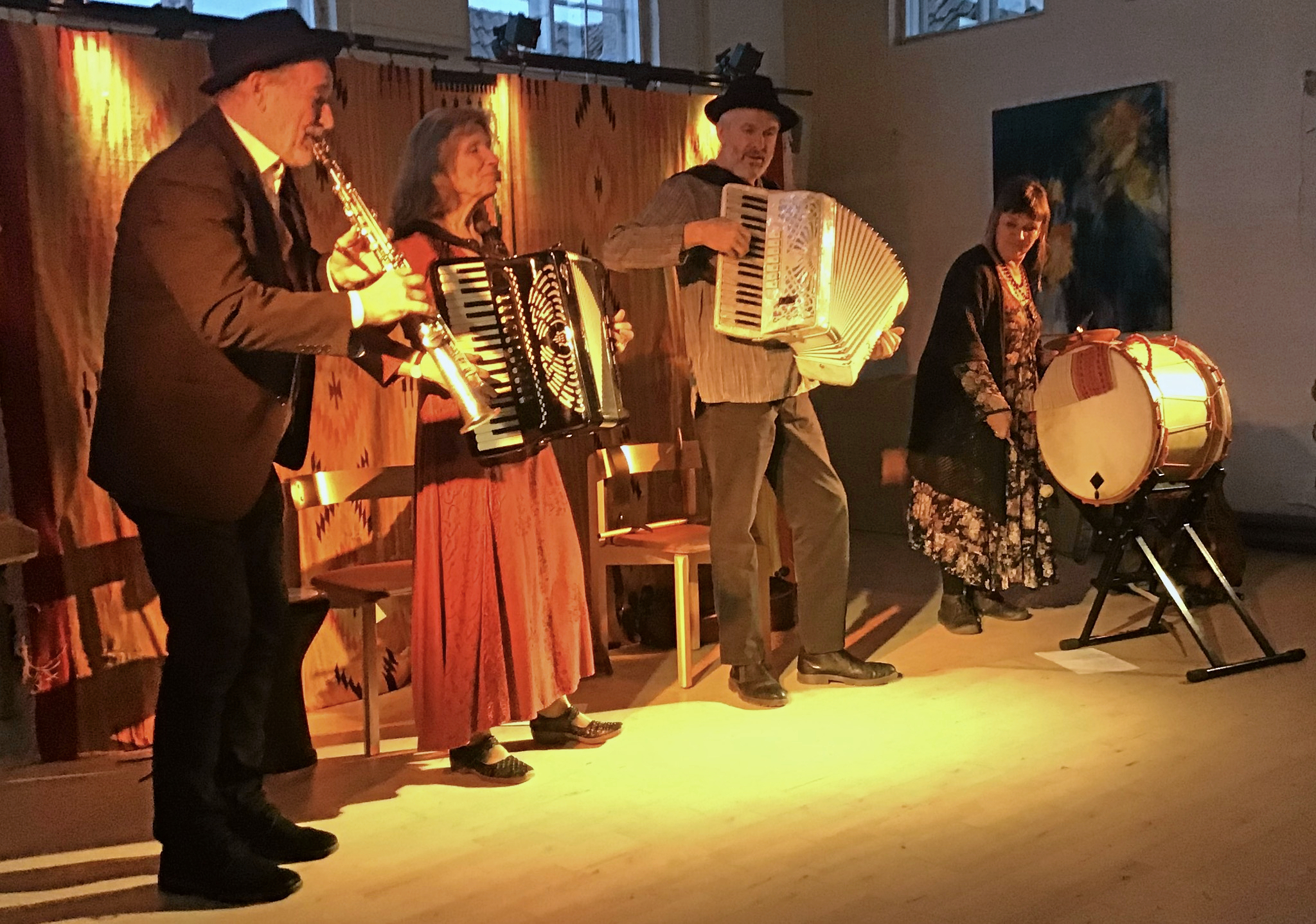 Musikerne spiller på traditionelle instrumenter som drejelire, transsylvansk cello, dulcimer, overtonefløjter, polske trommer, harmonika og sopransaxofon.