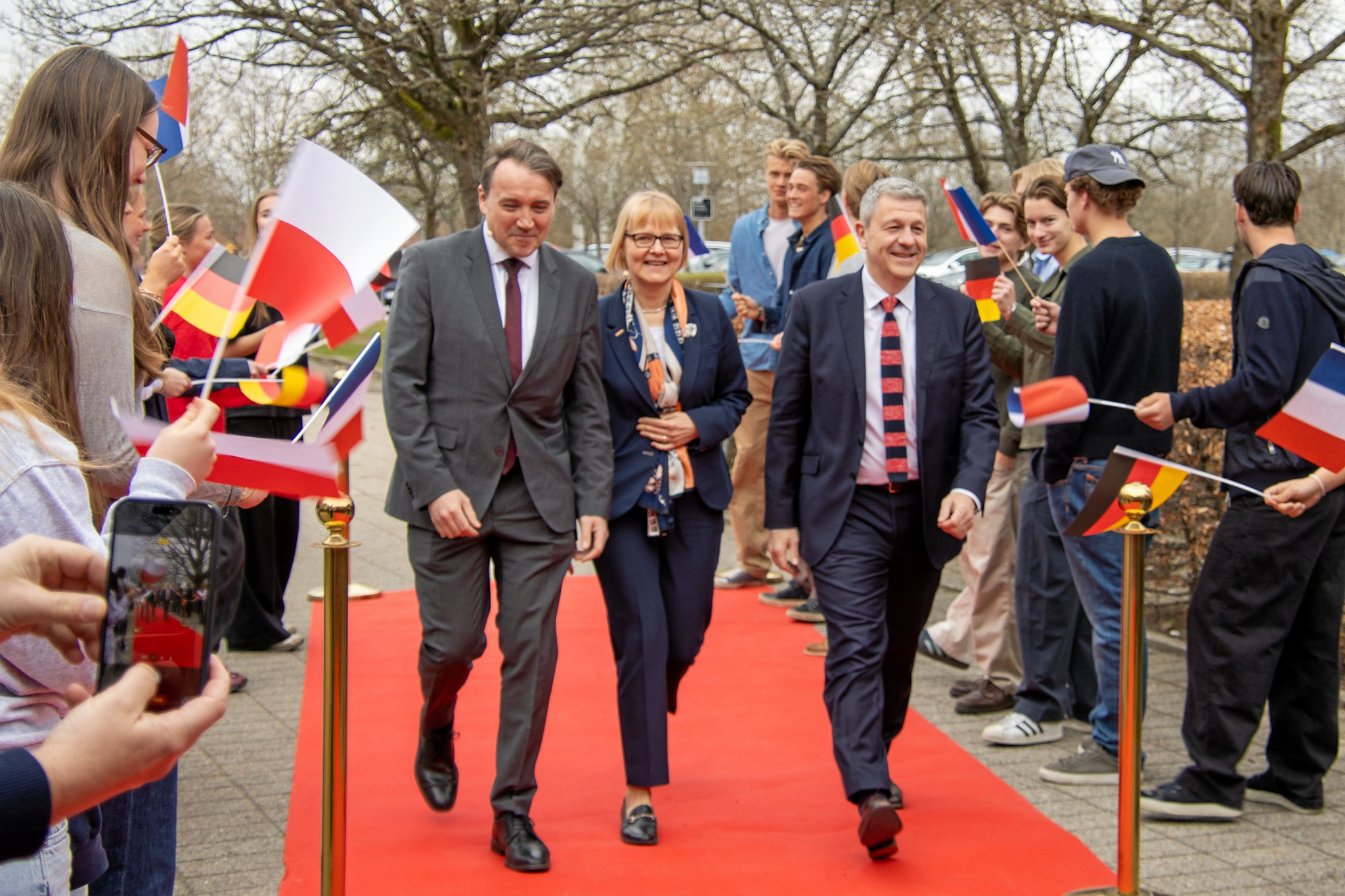 Tre europæiske ambassadører ankommer på den røde løber til Rungsted Gymnasium for at give eleverne et førstehåndindblik i international politik og diplomati.