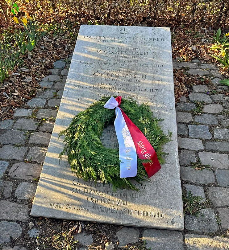 På kransen står der: “Aldrig glemt – ESK 223, Skalstrup”. - Martin Phillippsen På kransen står der: “Aldrig glemt – ESK 223, Skalstrup”.