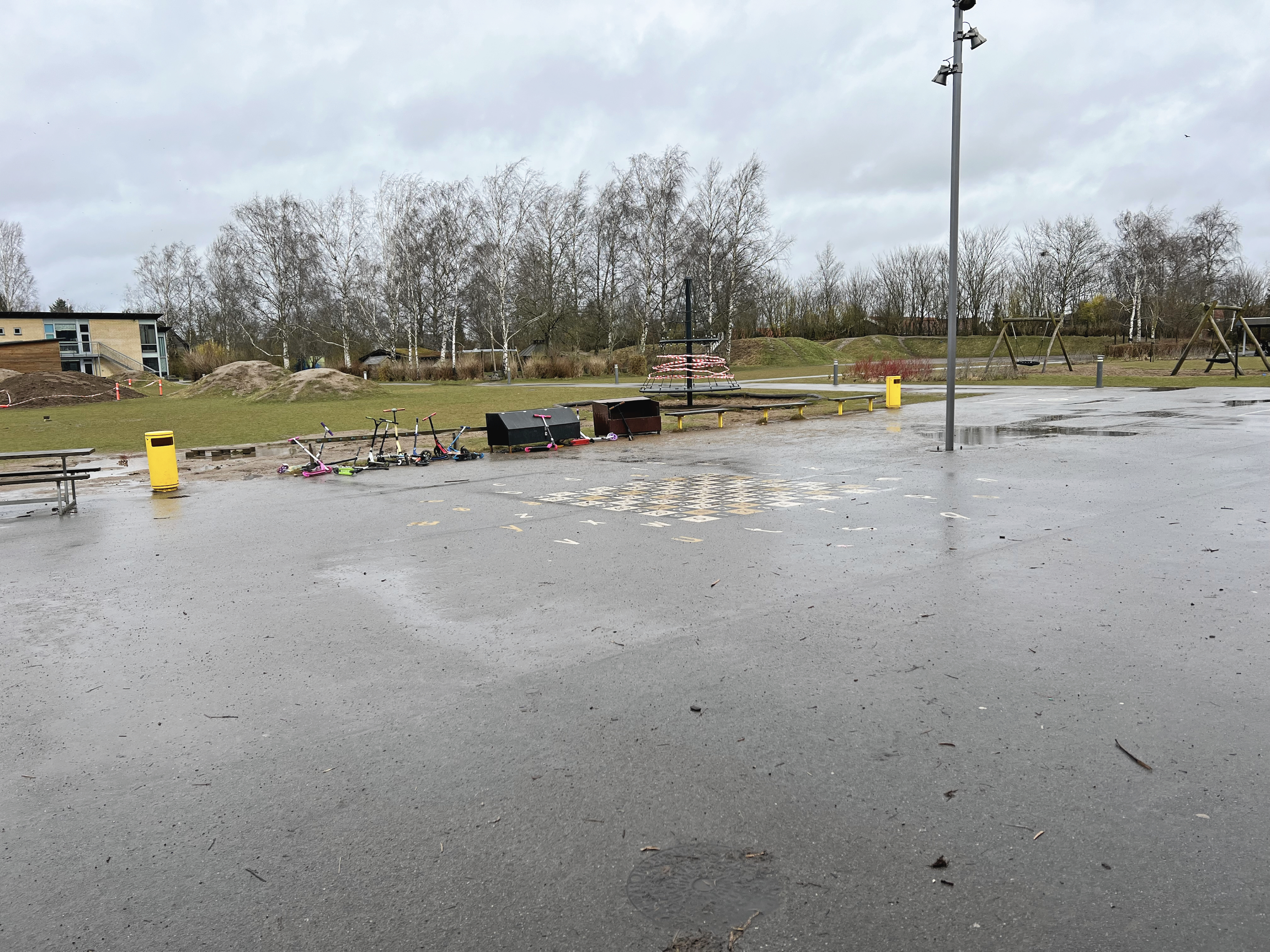 Lige nu ligner legepladsen ved Frederiksberg Skole mere en parkeringsplads for biler end en legeplads for børn, skriver Anne-Mette Sønderskov.