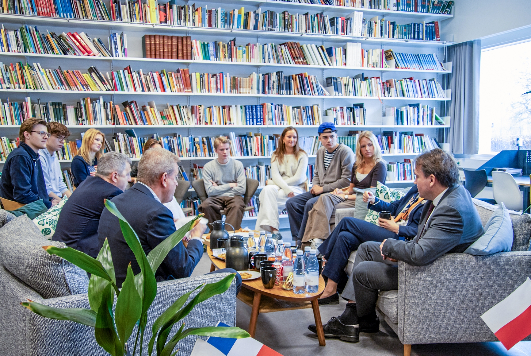 Ambassadør-besøget på Rungsted Gymnasium sluttede med en uformel loungesnak, hvor otte globale elever var med. - Cecilie Valentin Ambassadør-besøget på Rungsted Gymnasium sluttede med en uformel loungesnak, hvor otte globale elever var med.