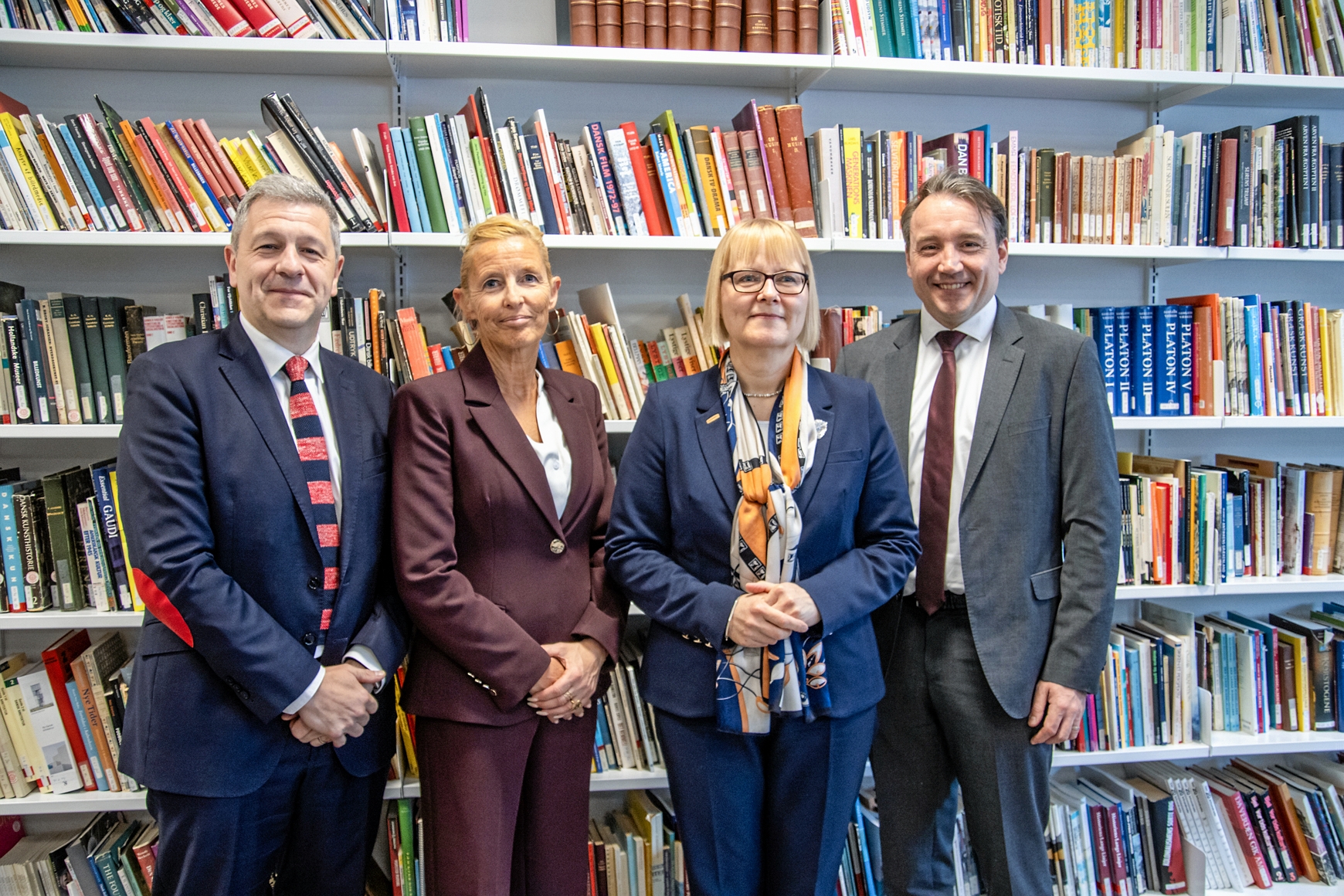 Fra venstre den franske ambassadør Christophe Parisot, rektor på Rungsted Gymnasium Ruth Kirkegaard, den polske ambassadør Ewa Dębska samt den stedfortrædende tyske ambassadør Markus Bollmohr. - Cecilie Valentin Fra venstre den franske ambassadør Christophe Parisot, rektor på Rungsted Gymnasium Ruth Kirkegaard, den polske ambassadør Ewa Dębska samt den stedfortrædende tyske ambassadør Markus Bollmohr.