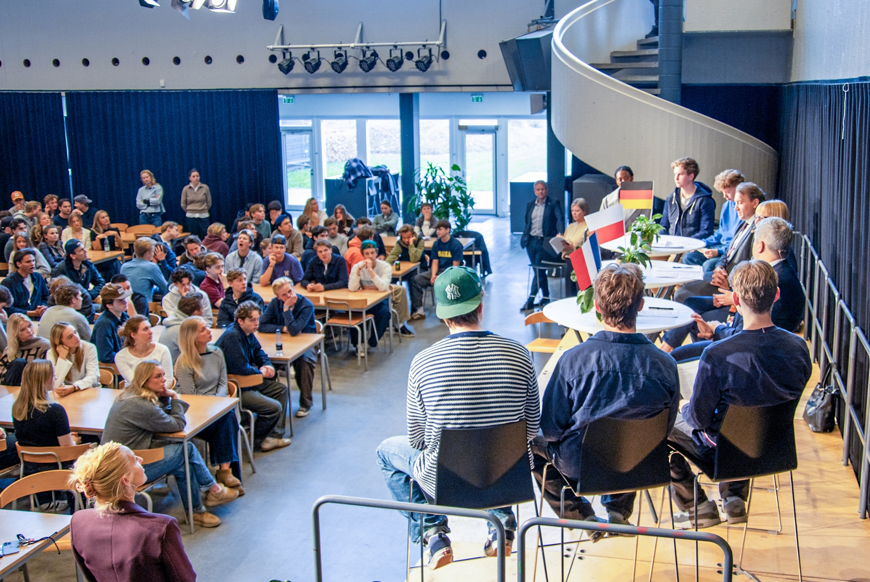 Eleverne på Rungsted Gymnasium havde rig lejlighed til at stille spørgsmål til den polske, franske og tyske ambassadør om den nye verdensorden for Europa. - Cecilie Valentin Eleverne på Rungsted Gymnasium havde rig lejlighed til at stille spørgsmål til den polske, franske og tyske ambassadør om den nye verdensorden for Europa.