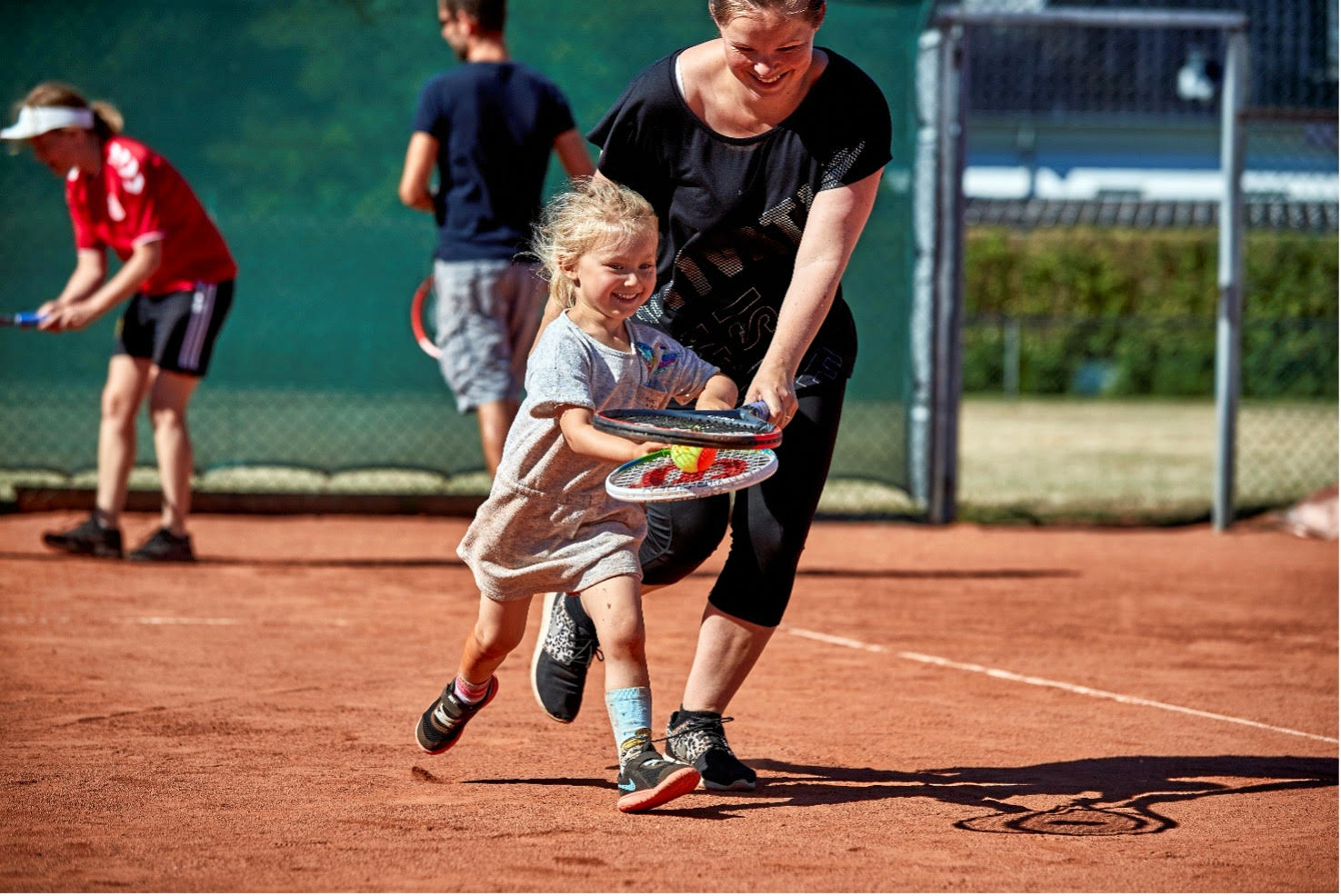 Tennisbanerne summer af liv, når Hørsholm Rungsted Tennisklub inviterer lokale og gæster indenfor til en dag fyldt med tennisaktiviteter, spil og samvær.