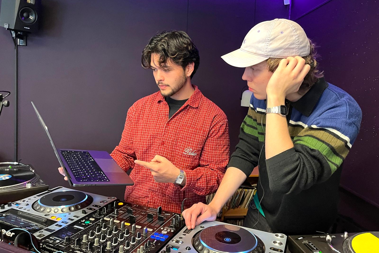 Elever fra DJ-holdet planlægger, hvad der skal spilles i pauserne til talentshowet VigUp