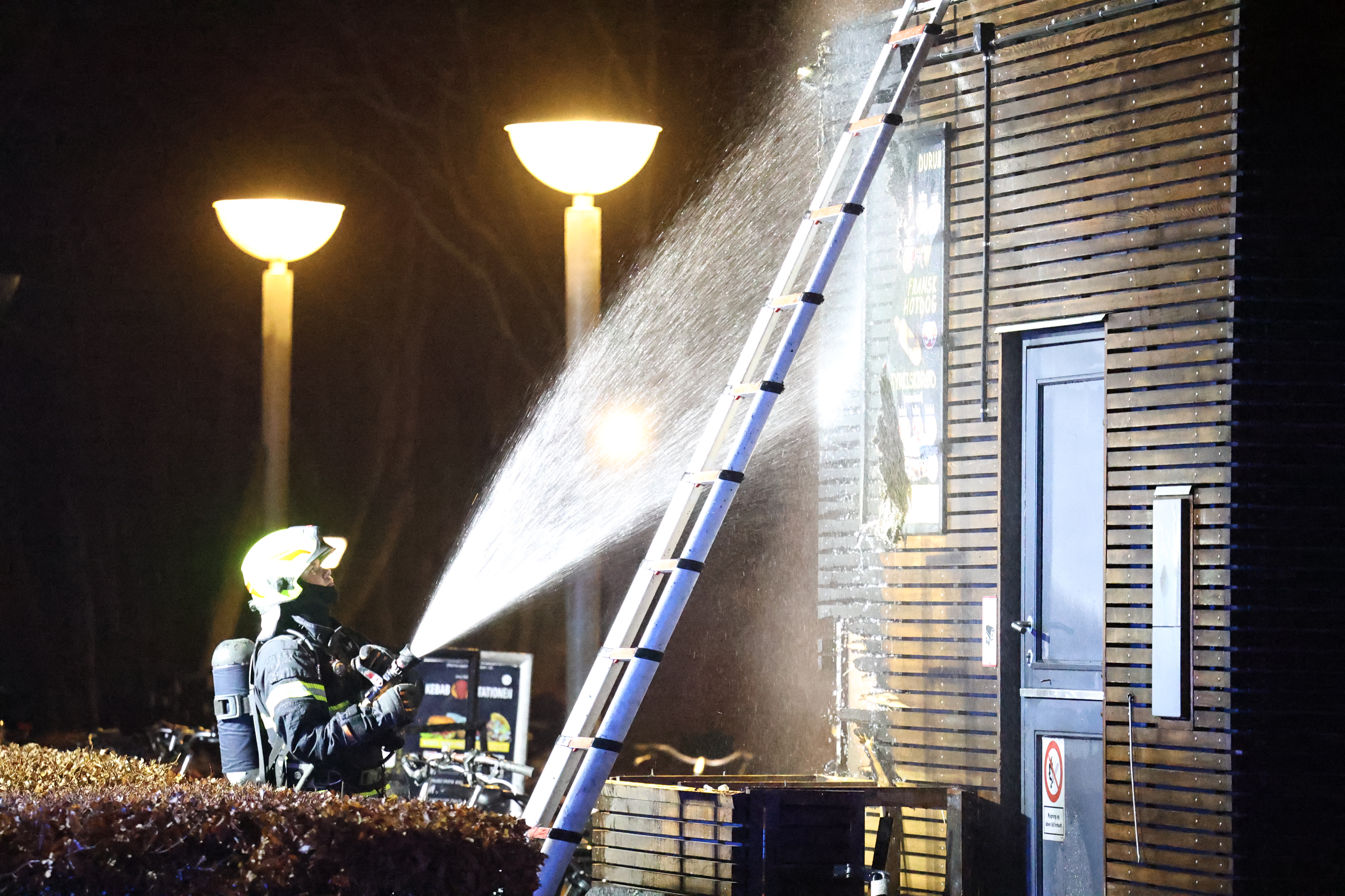 Det er anden gang på få dage, at brandvæsenet må slukke en brand ved Kebabstationen på Kokkedal Station.