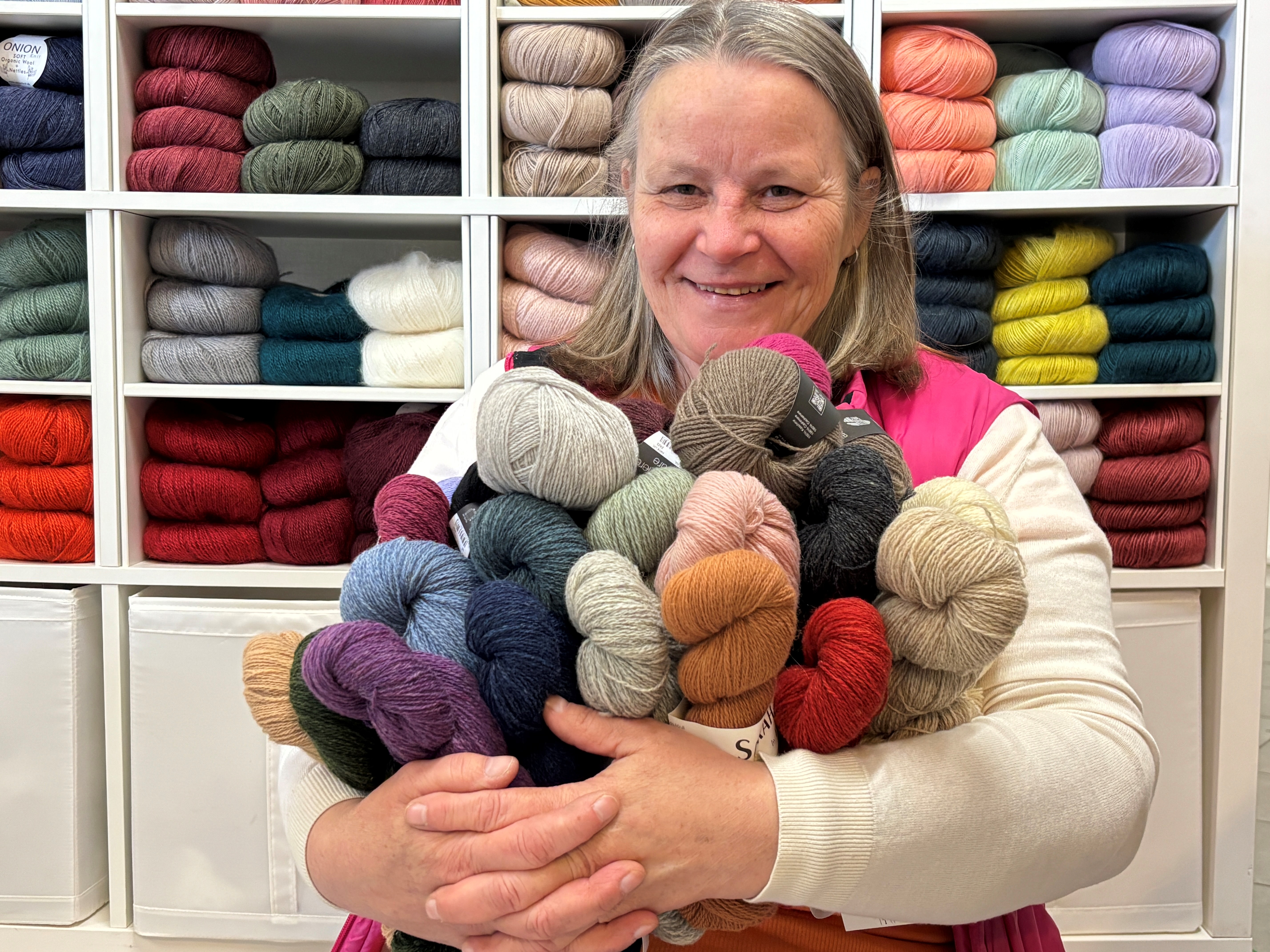 Dorthe Jensen er næsten lige så farverig som det garn, hun sælger i sin butik.