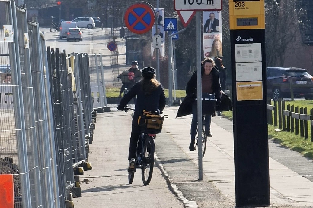 Det er ikke let at være cyklist på Sankt Clara Vej i øjeblikket. Billedet her er ifølge Karina Conradi en helt almindelig situation nu hvor hegnet er sat på den midlertidige dobbeltrettede cykelsti.