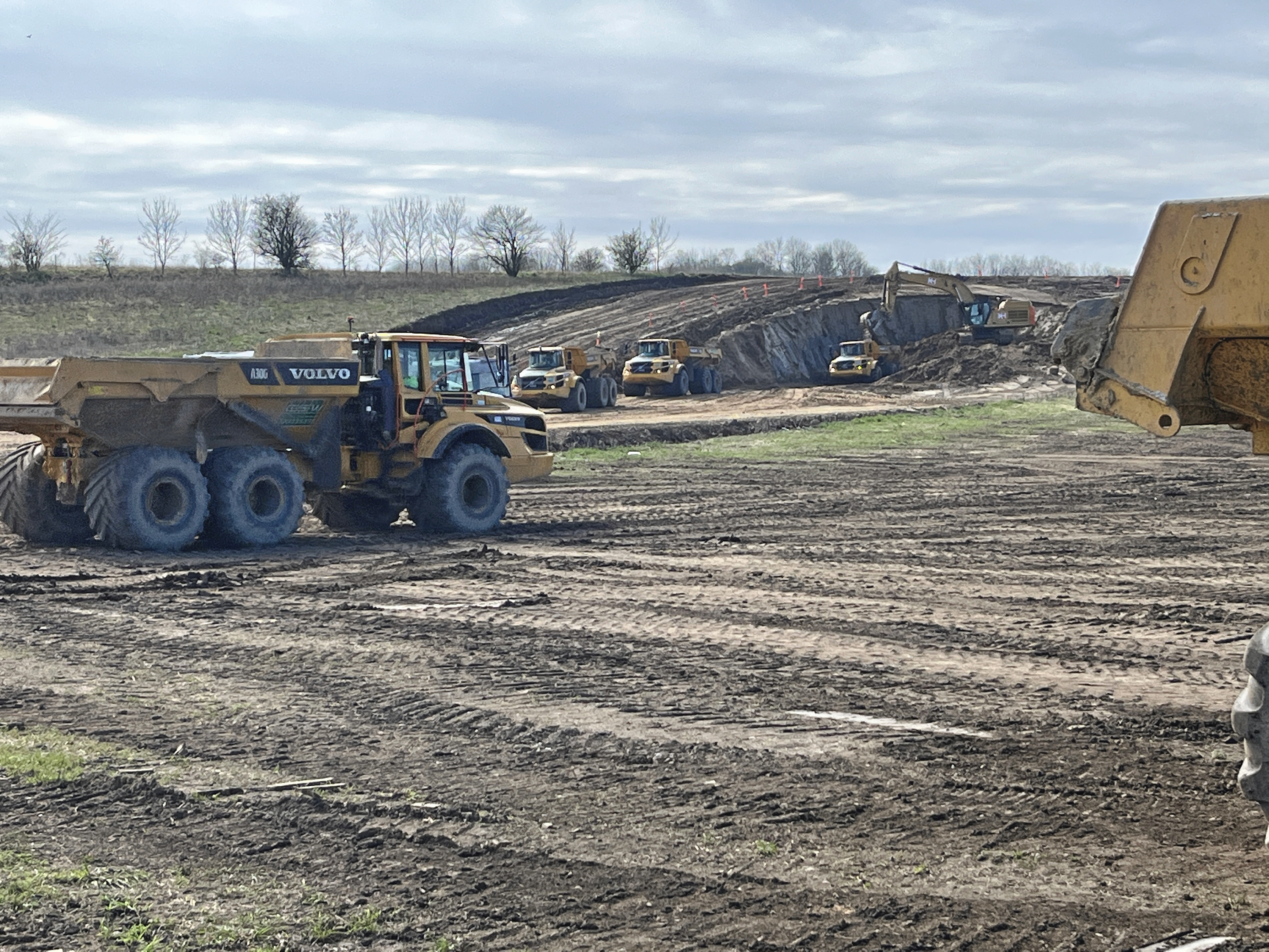 Nogle steder skial der flyttes en hel del jord for at bane vej for den kommende motorvej. Her er det bakkerne mellem Kalundborgvej og den tidligere Ubberup Højskole, der graves i.
