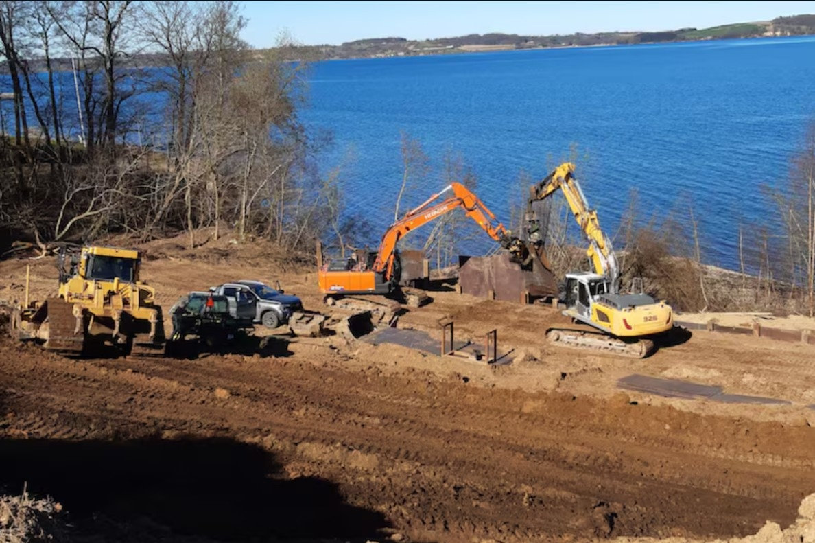 En lodsejer i Vejle Kommune fjernede på ulovlig vis 7600 kubikmeter jord samt træer fra en kystskrænt. (Arkivfoto).