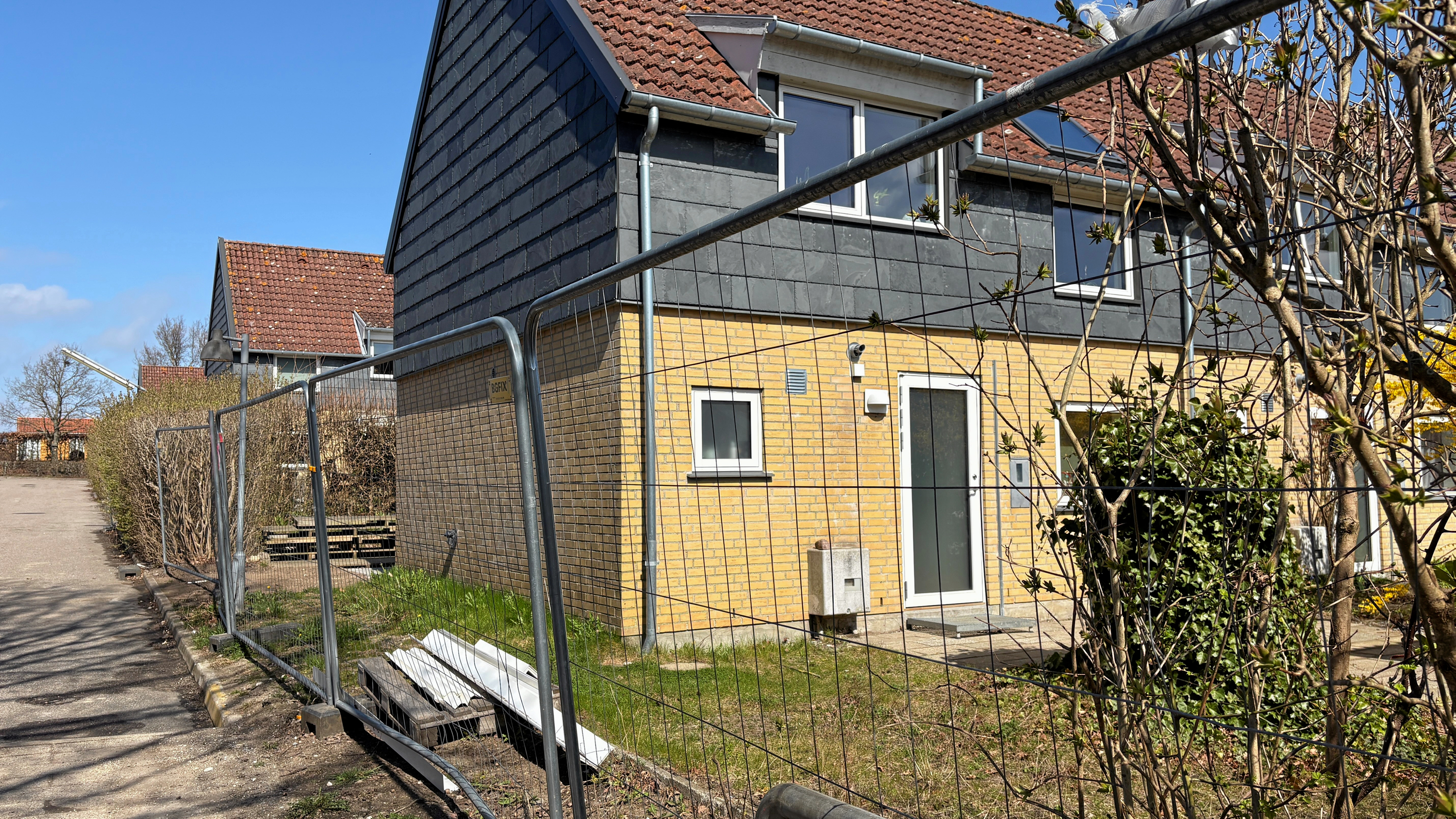 Familien Motts renoveringsmareridt i lejeboligen er endu ikke slut, værst var det dog da de stod med deres nyfødte datter, som er flaskebarn, og en morgen ikke kunne varme mælk, fordi håndværkere uden varsling havde fjernet eltavlen.