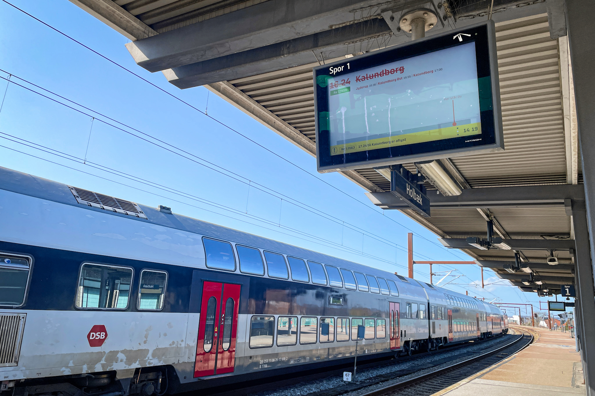 Da togtrafikken i går tirsdag den 14. april gik helt i stå, var Amanda Binelli og Lisbet Steens nødt til at finde alternative ruter hjem til deres bopæl i Holbæk.