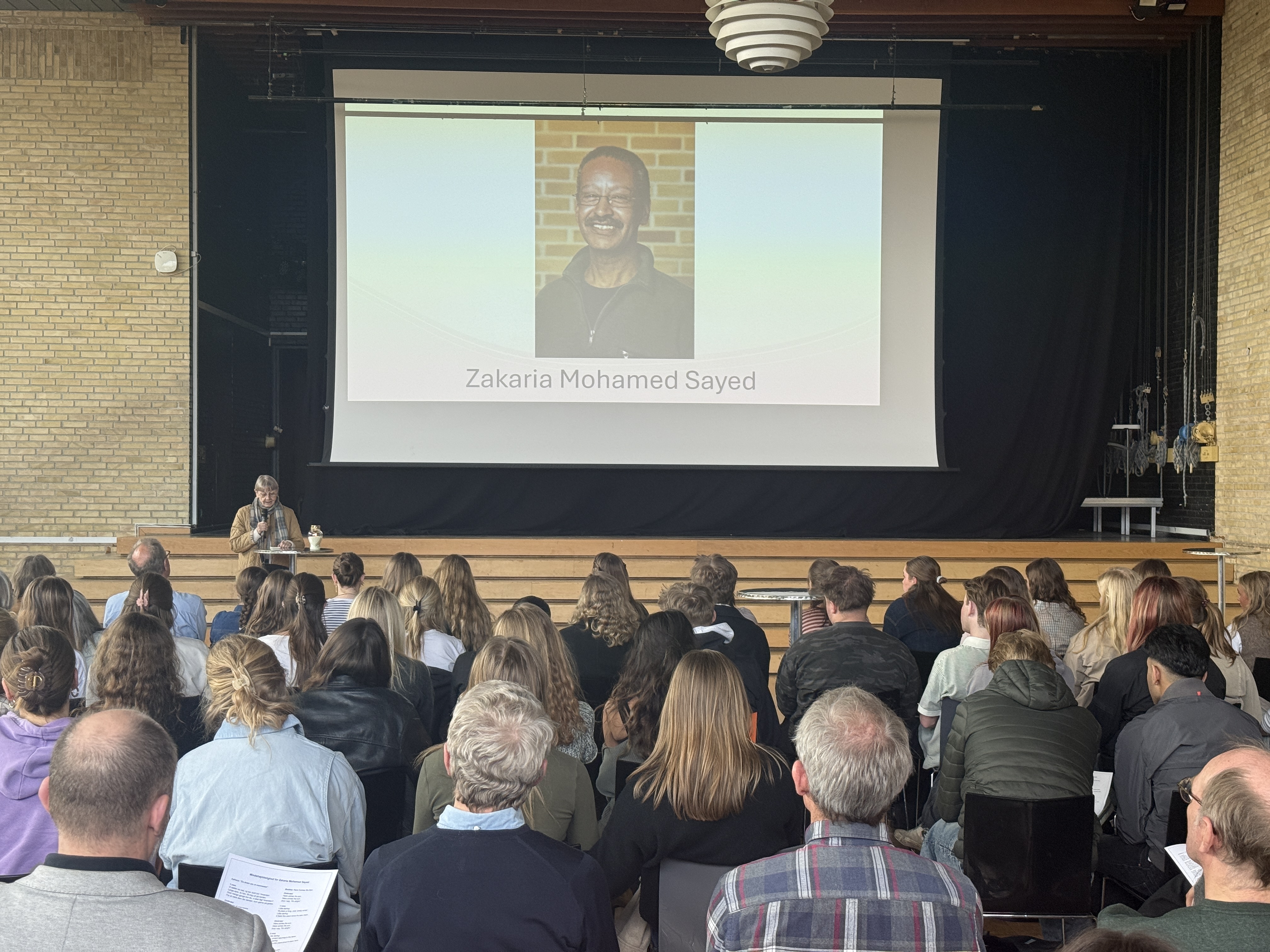 Onsdag eftermiddag afholdt Køge Gymnasium en rørende mindeceremoni for deres pedel gennem knap 17 år, Zakaria Sayed.