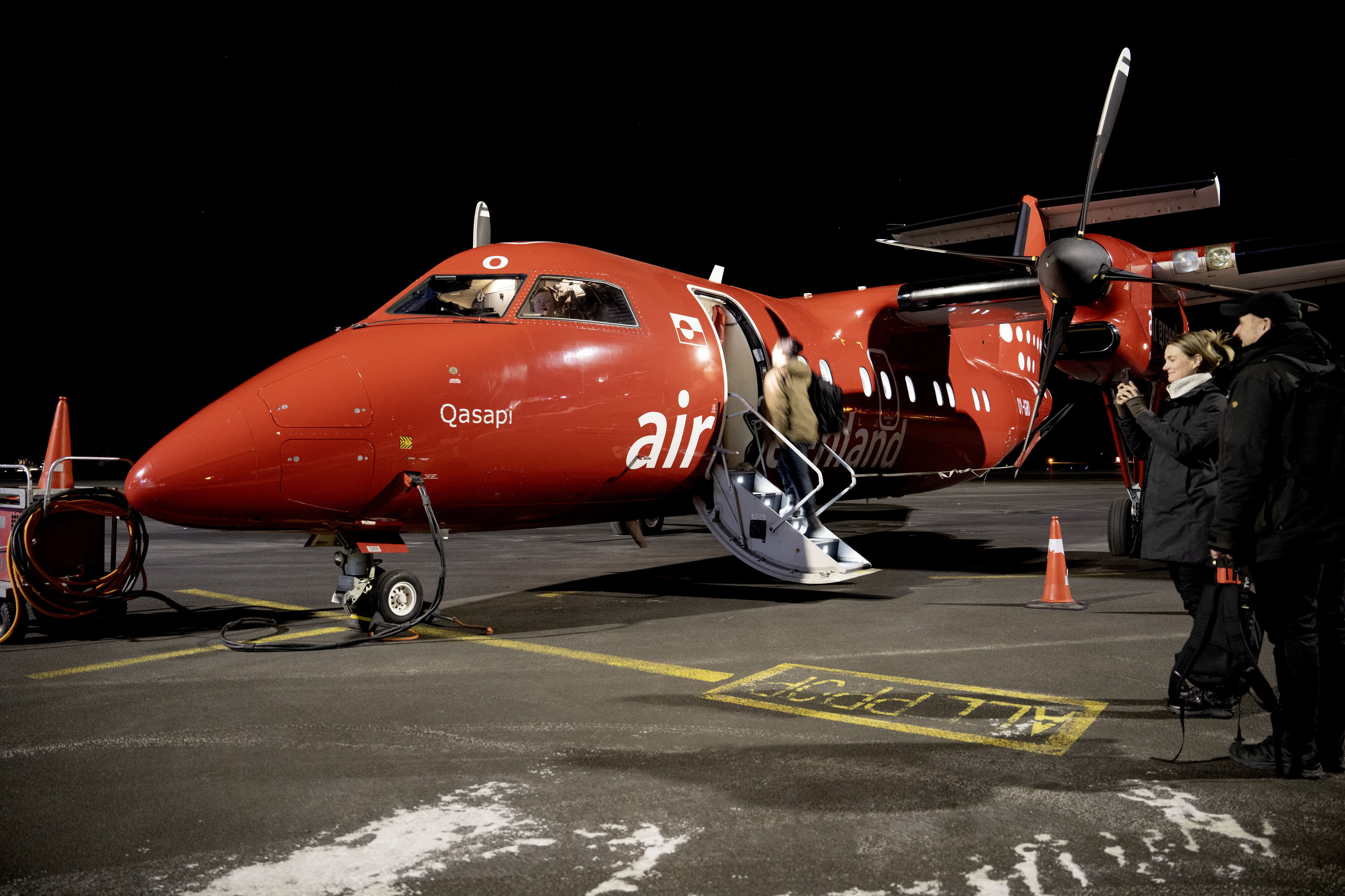 Det er blandt andet fly som dette af typen Dash-8, der skal betjene ruten mellem Nuuk og Qaqortoq. (Arkivfoto).