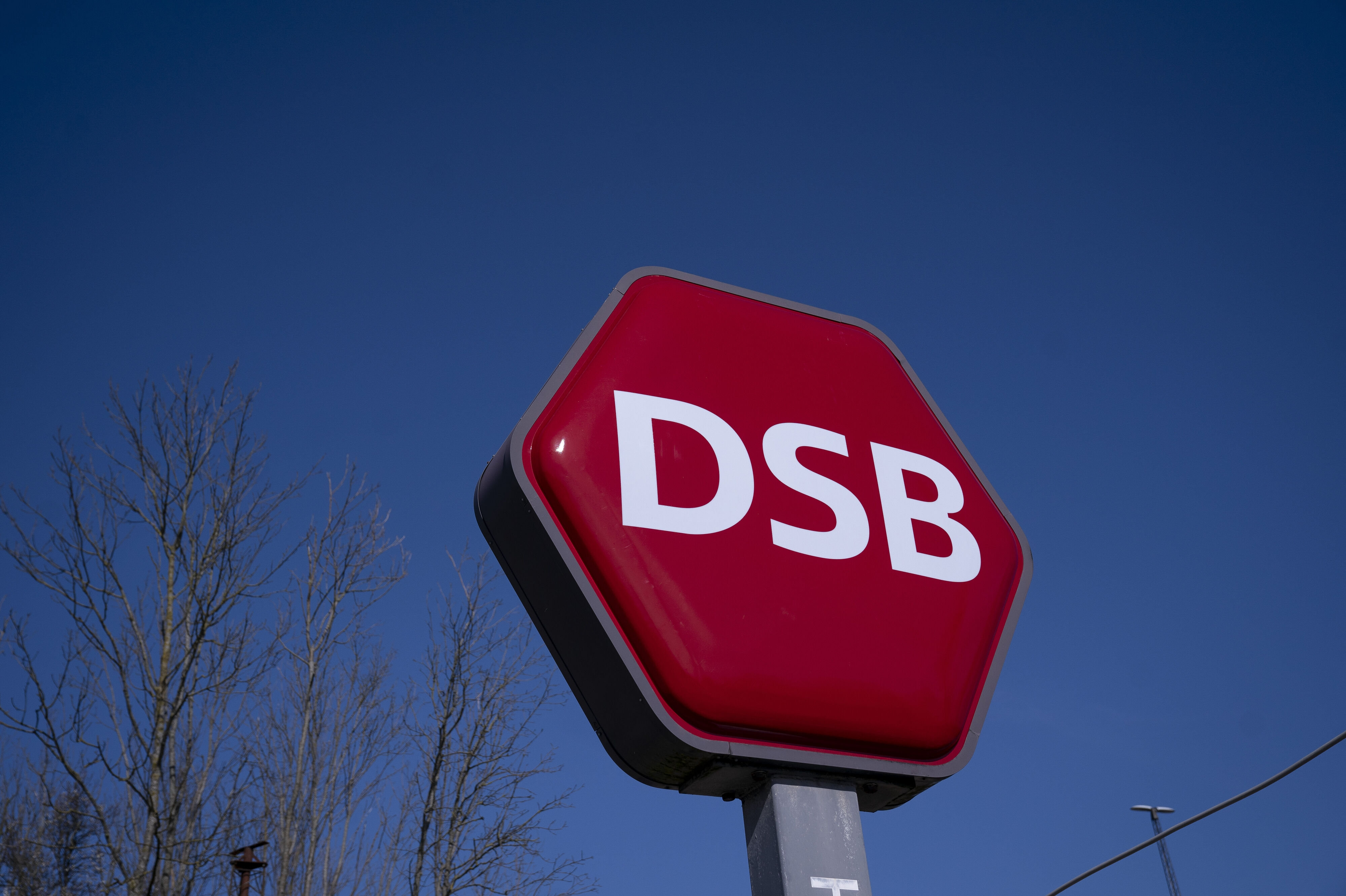 Tirsdag blev tusindvis af togpassagerer påvirket, efter at to nedfaldne køreledninger indstillede stort set alle tog øst for Odense. (Arkivfoto).