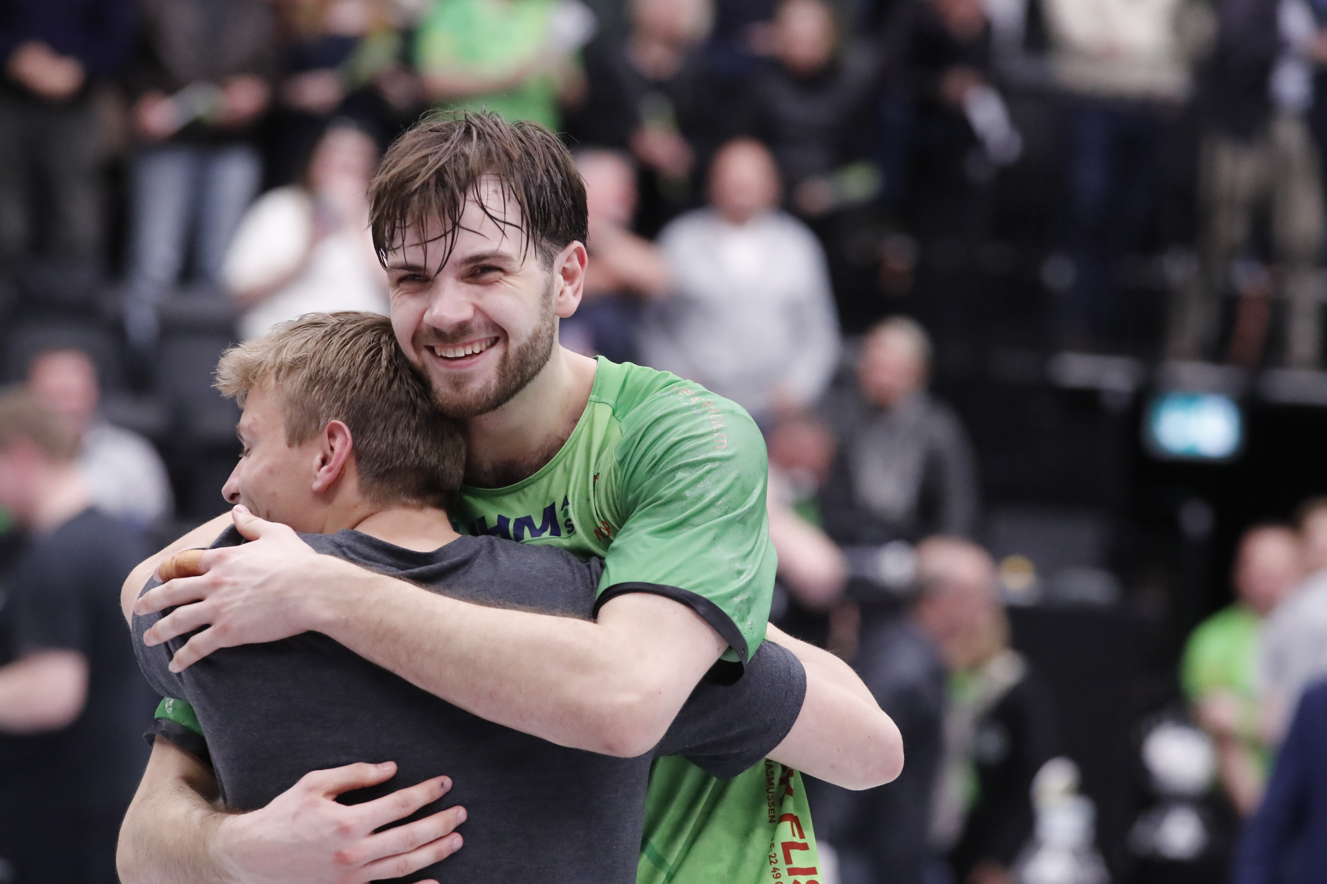 Julius Mørch og Jacob i en krammer - begge stopper i Nordsjælland Håndbold efter denne sæson.