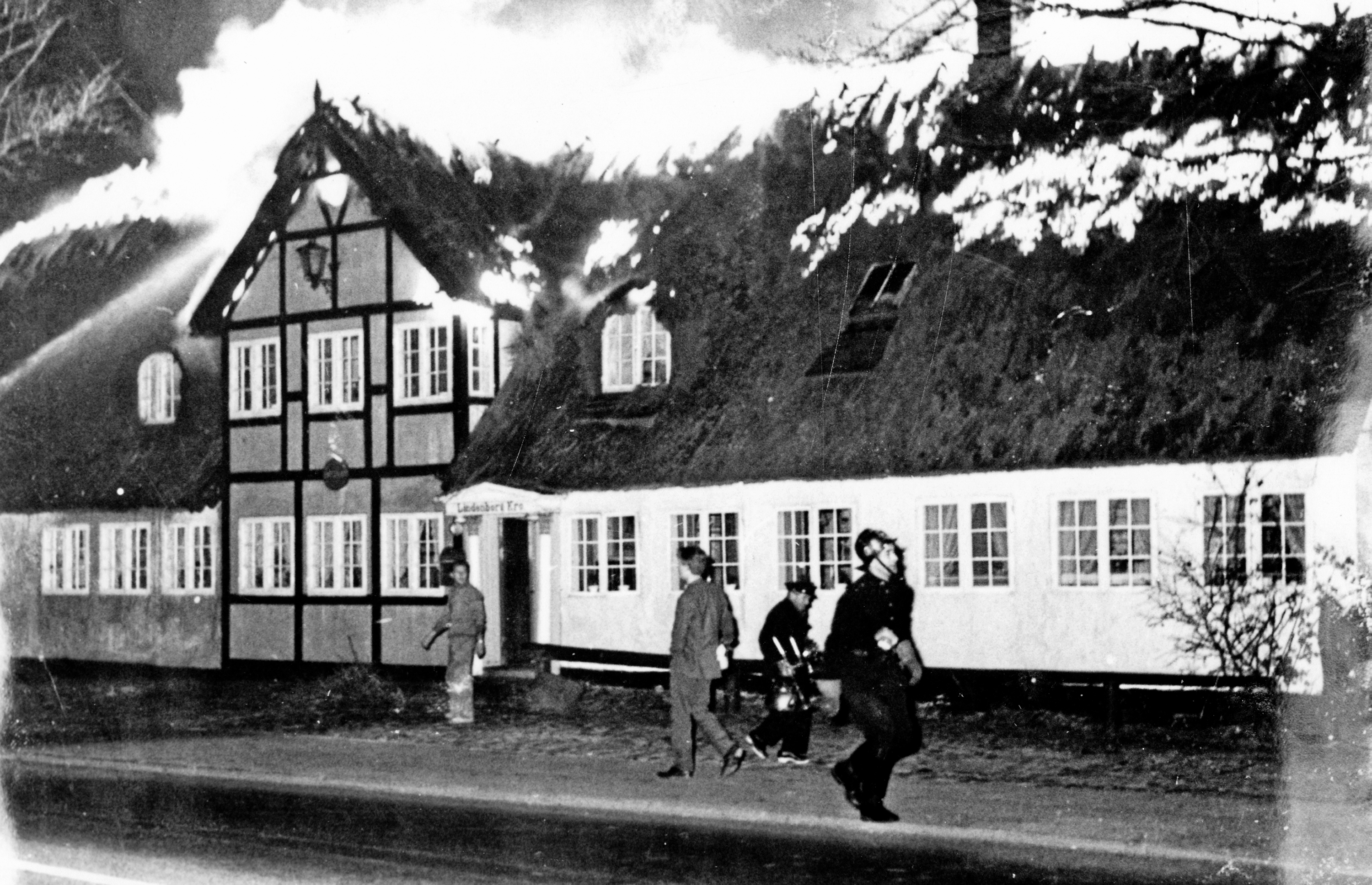 Kroen har stået i flammer flere gange, men den mest omtalte var branden i 1967, som to børn startede.