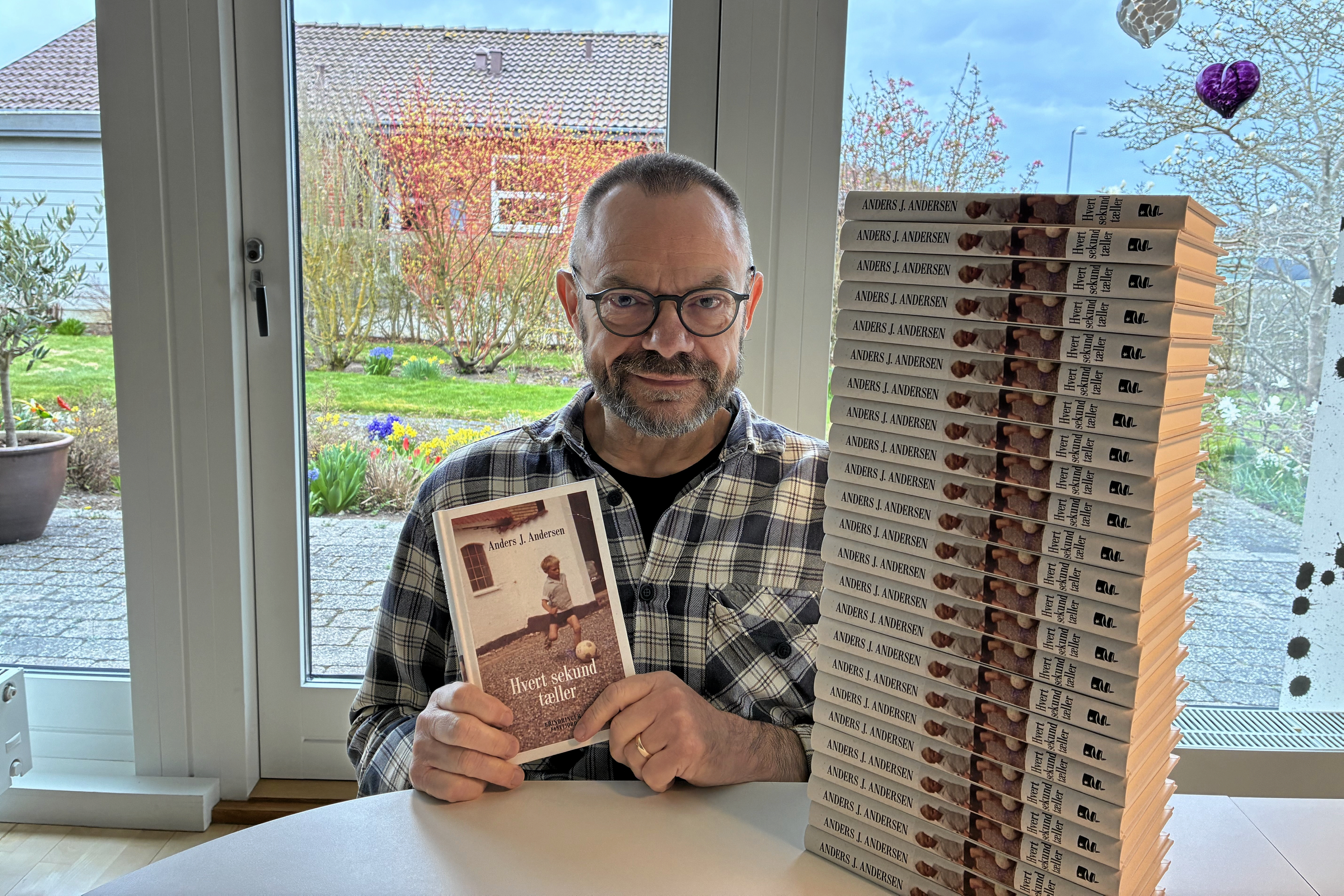 Forsidefotoet til Anders J. Andersens erindringsbog viser en sorgløs 7-årig knægt, der løber rundt og spiller bold. Det er det sidste billede, der er taget af ham inden ulykken.